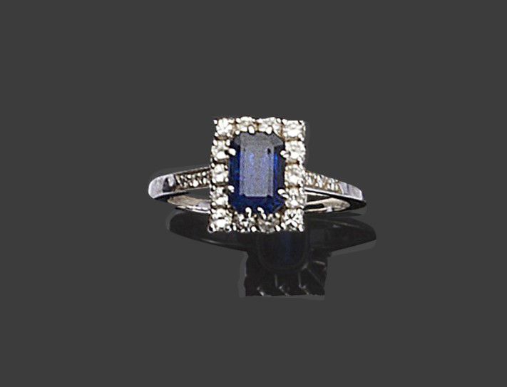 Null 18K白金和950铂金戒指，在圆形刻面钻石的衬托下，镶嵌了一颗祖母绿切割蓝宝石。

毛重5.13克