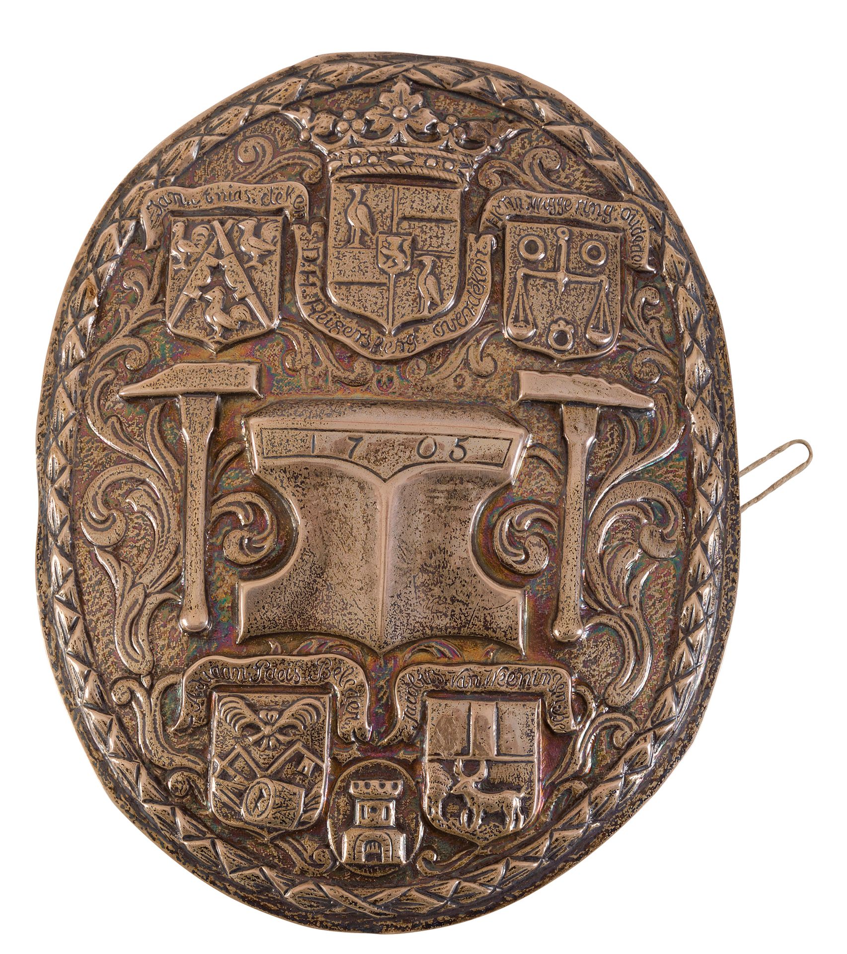 Null 三个银质的椭圆护身符，上面压印着行业的形象：鞋匠、面包师、铁匠

荷兰，18世纪

重量：211克。L. 17 cm