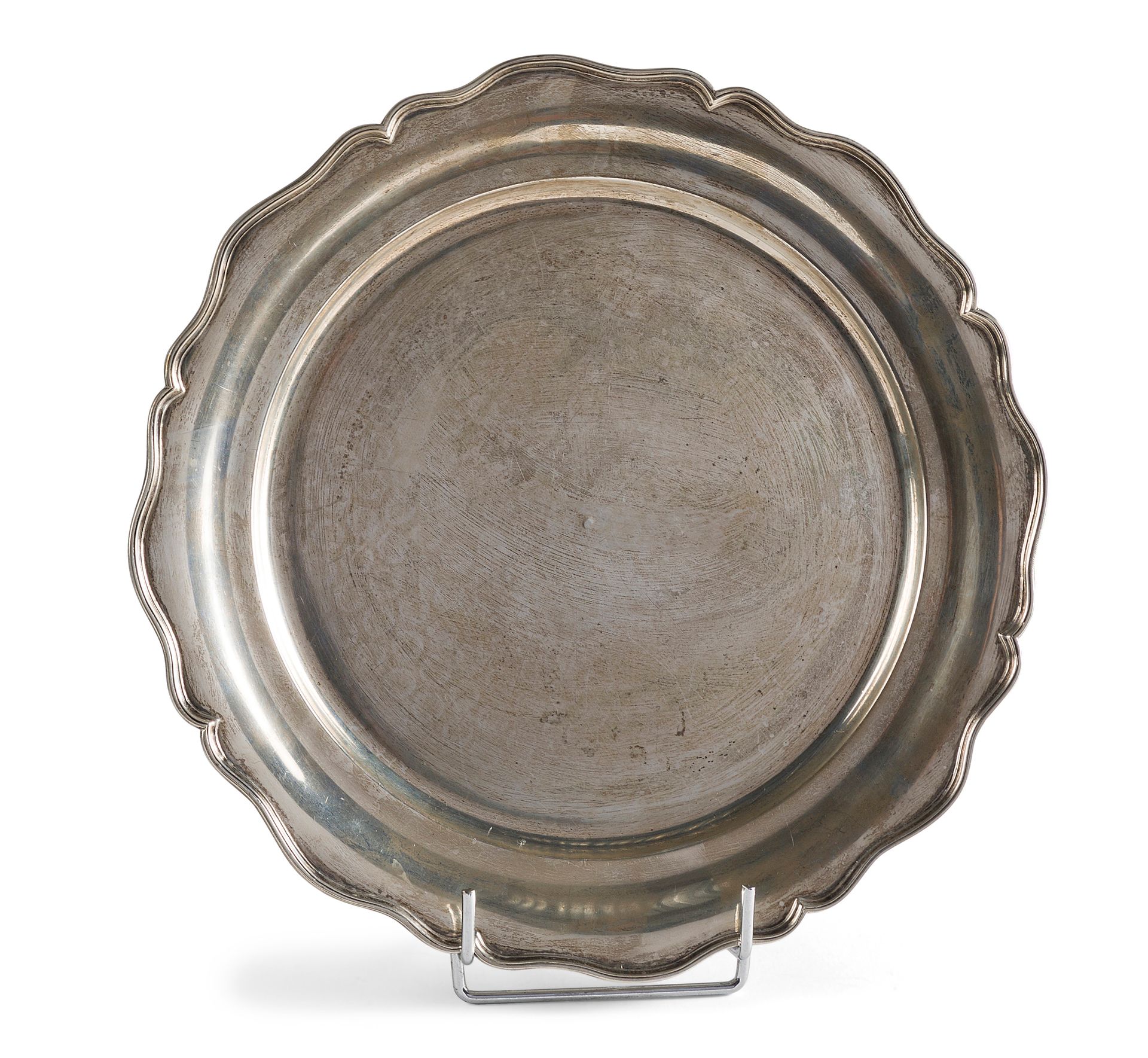 Null 圆形多裂纹银盘

埃及作品 20世纪

直径27厘米

重量484克