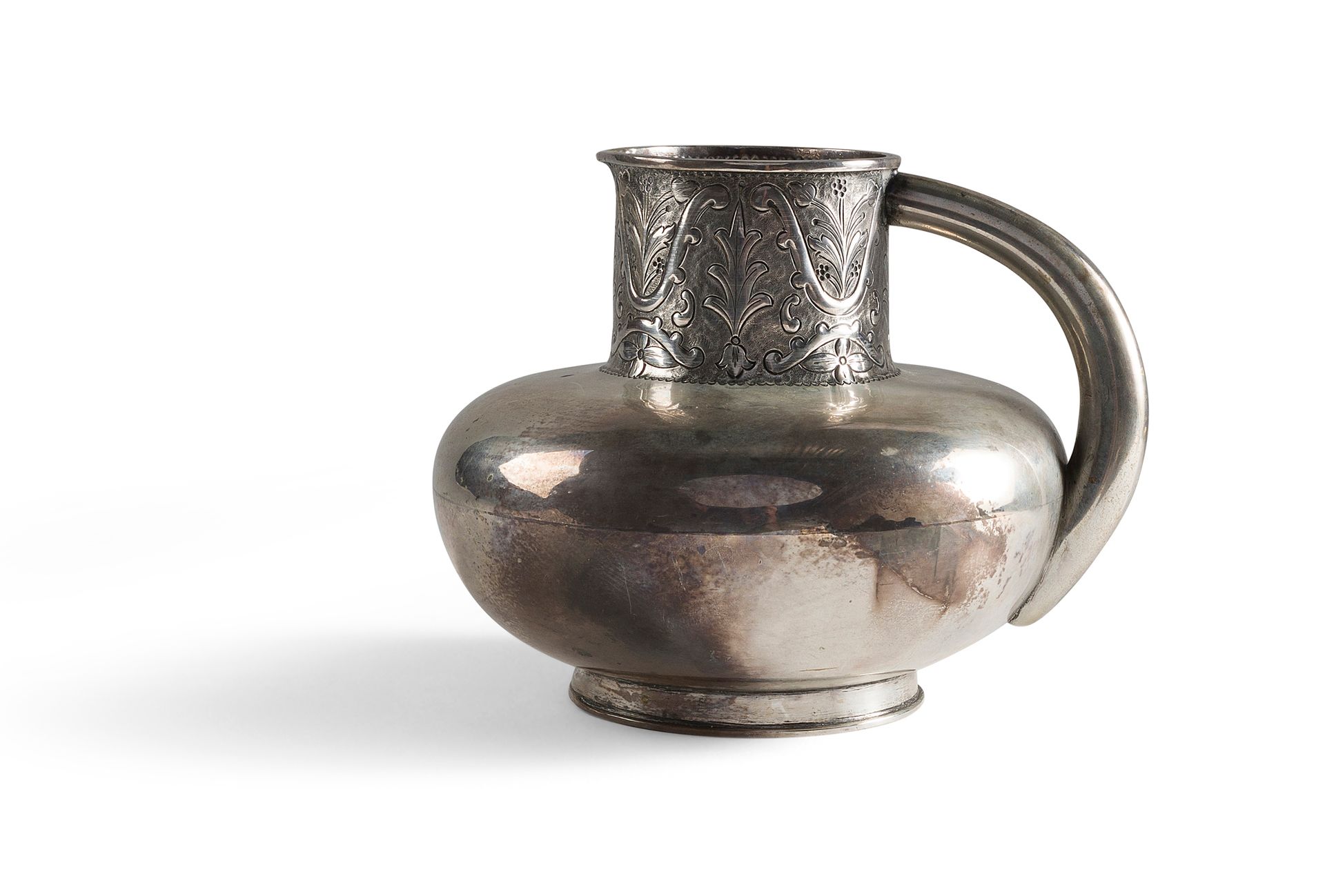 Null 银腹壶（800年），壶身和壶把都是普通的，高颈处凿有叶子，它放在一个小脚上。

国外工作

重量640.90克