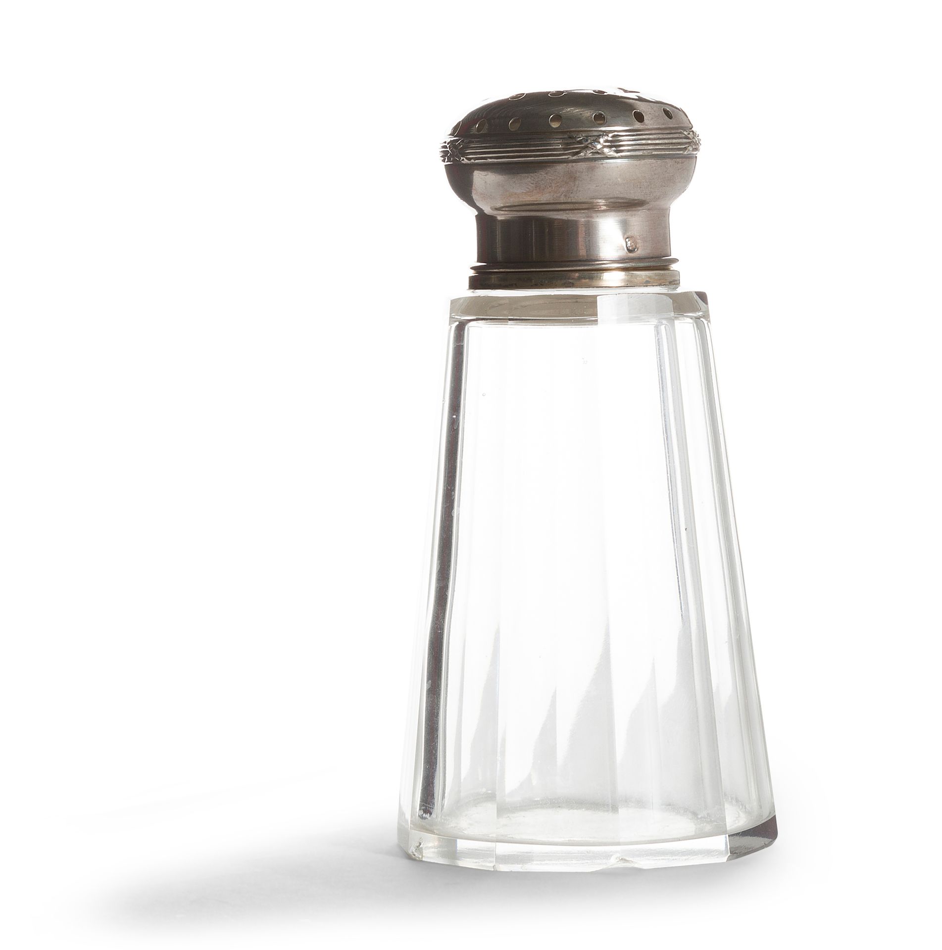 Null 切削的水晶瓶，里面装的是saupoudroir。银色瓶塞（米诺尔第一标题）。(小幅震荡）。

H.21和13厘米

颈部和银色塞子的连接

可称重部件&hellip;