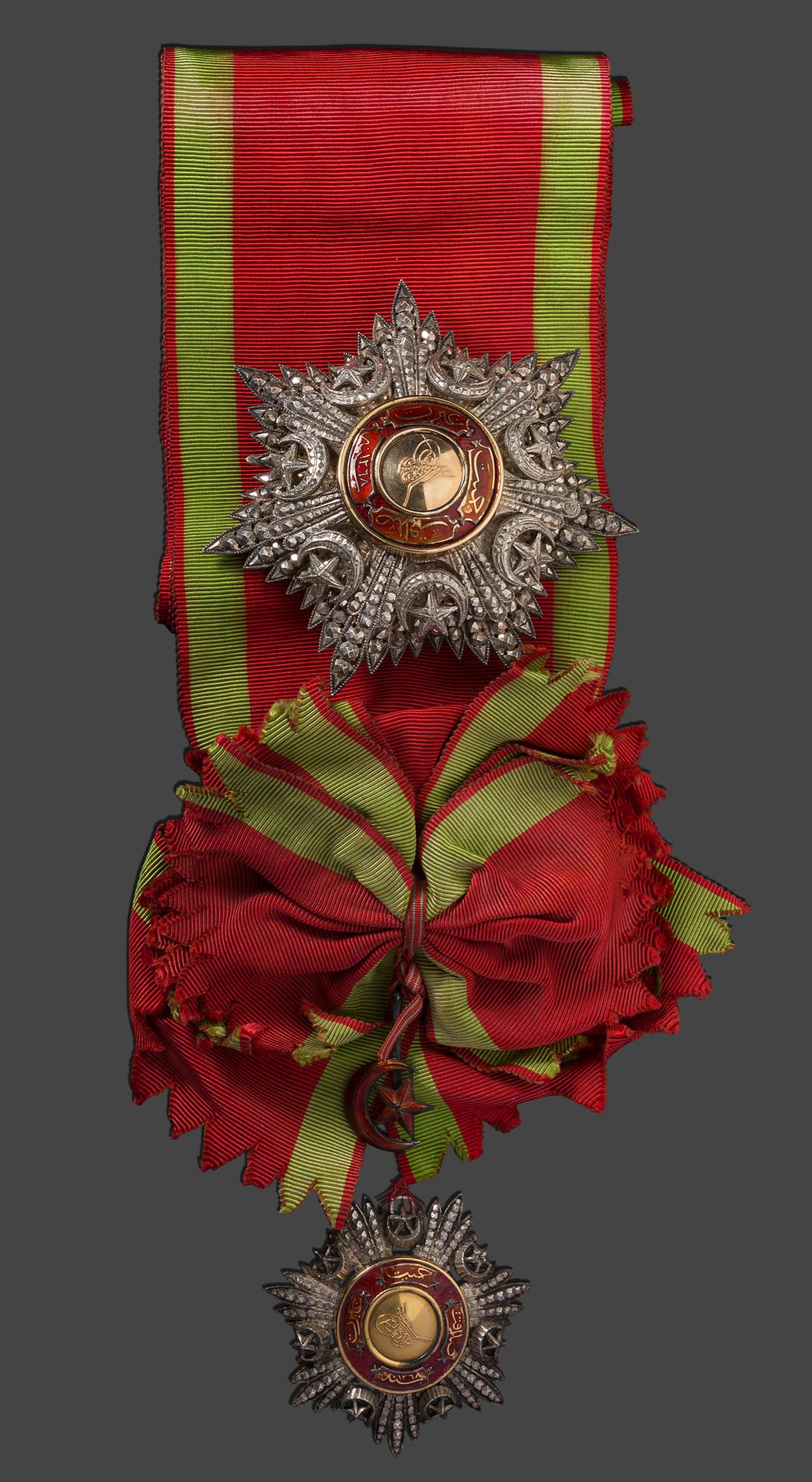 Null OTTOMAN帝国--1885年创建的MEDJIDE骑士团。

大官员的牌子及其奖章。该奖章由银质钻石点制成，穿有红色珐琅的黄金或vermeil中心。&hellip;