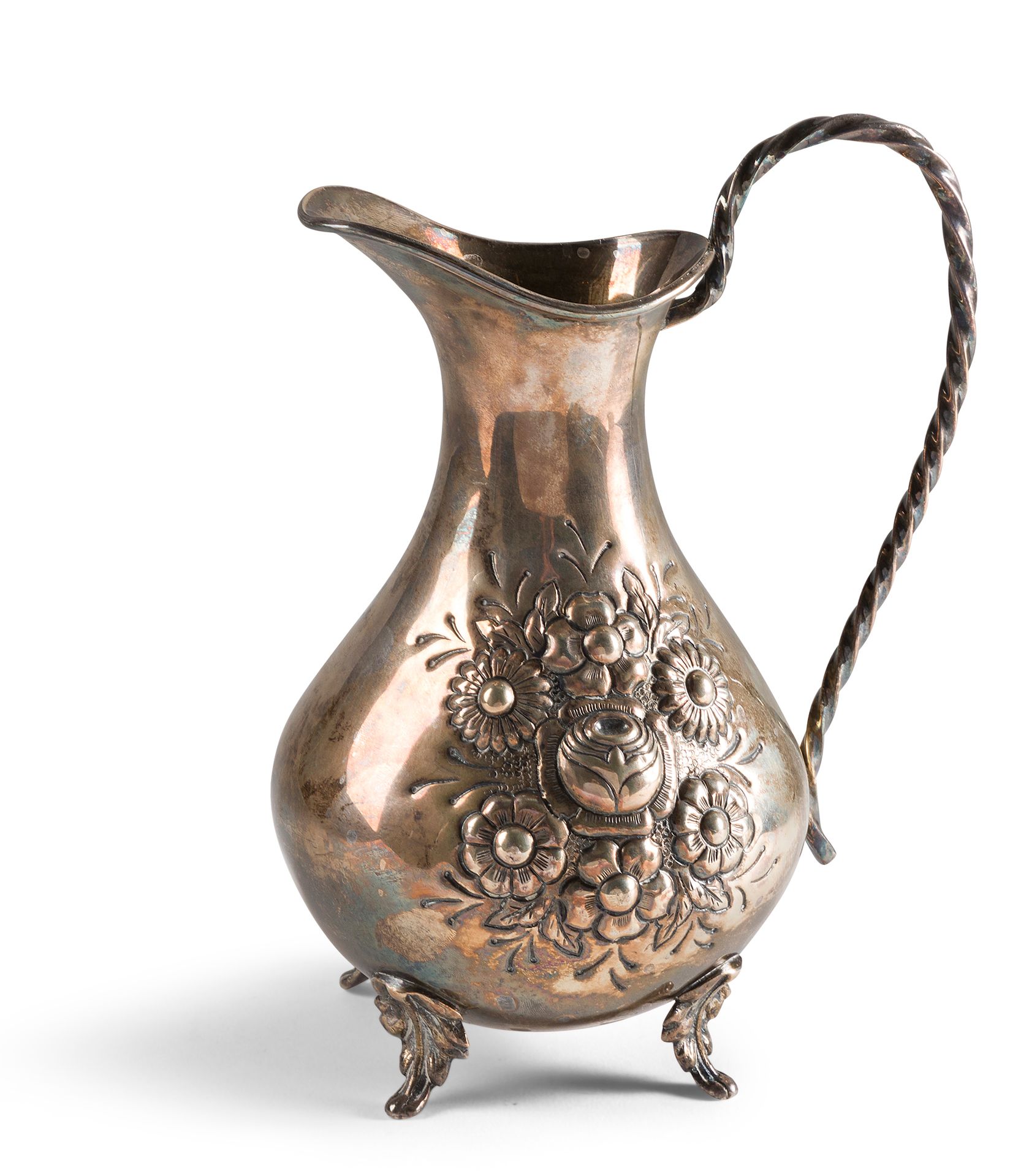 Null 银壶（900年），壶身压印着花束，壶把扭曲，它站在四脚之上。

HABIS之家，黎巴嫩的工作

H.23厘米

重量562克