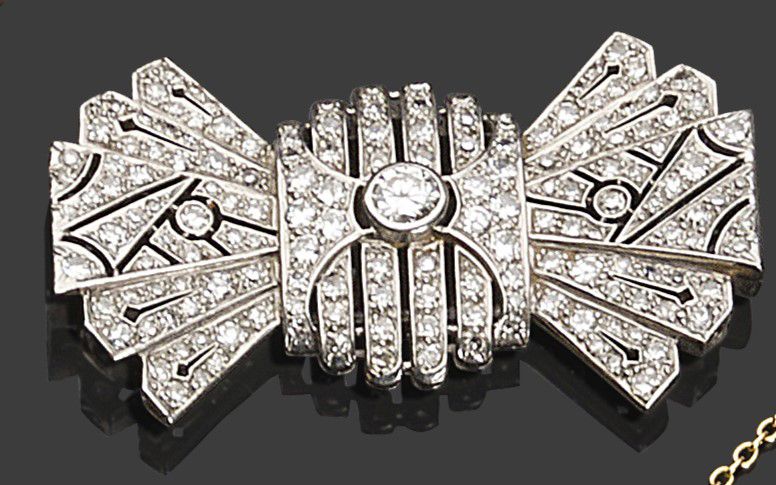 Null 铂金（950）弓形板胸针，镶有圆形刻面钻石，中间有一颗较大的钻石

约1930年

毛重16.47克