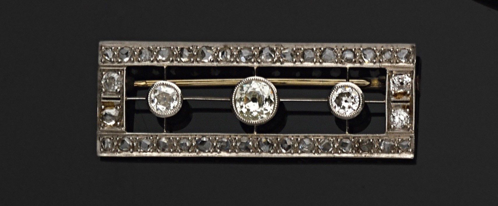 Null 18K（750）白金和铂金镂空胸针，刀口镶嵌三颗老式切割钻石，以老式切割钻石为框架

毛重：8.43克