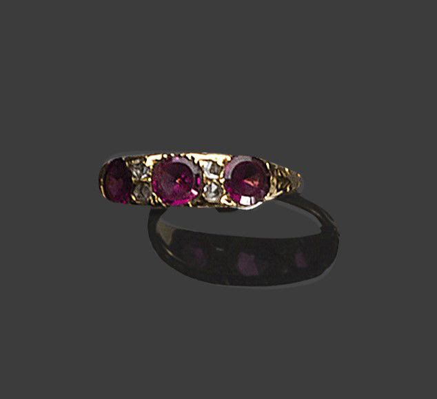 Null 黄金（18K）戒指，镶嵌三颗粉色宝石和小玫瑰花

毛重3,72克

黄金重量3.1克
