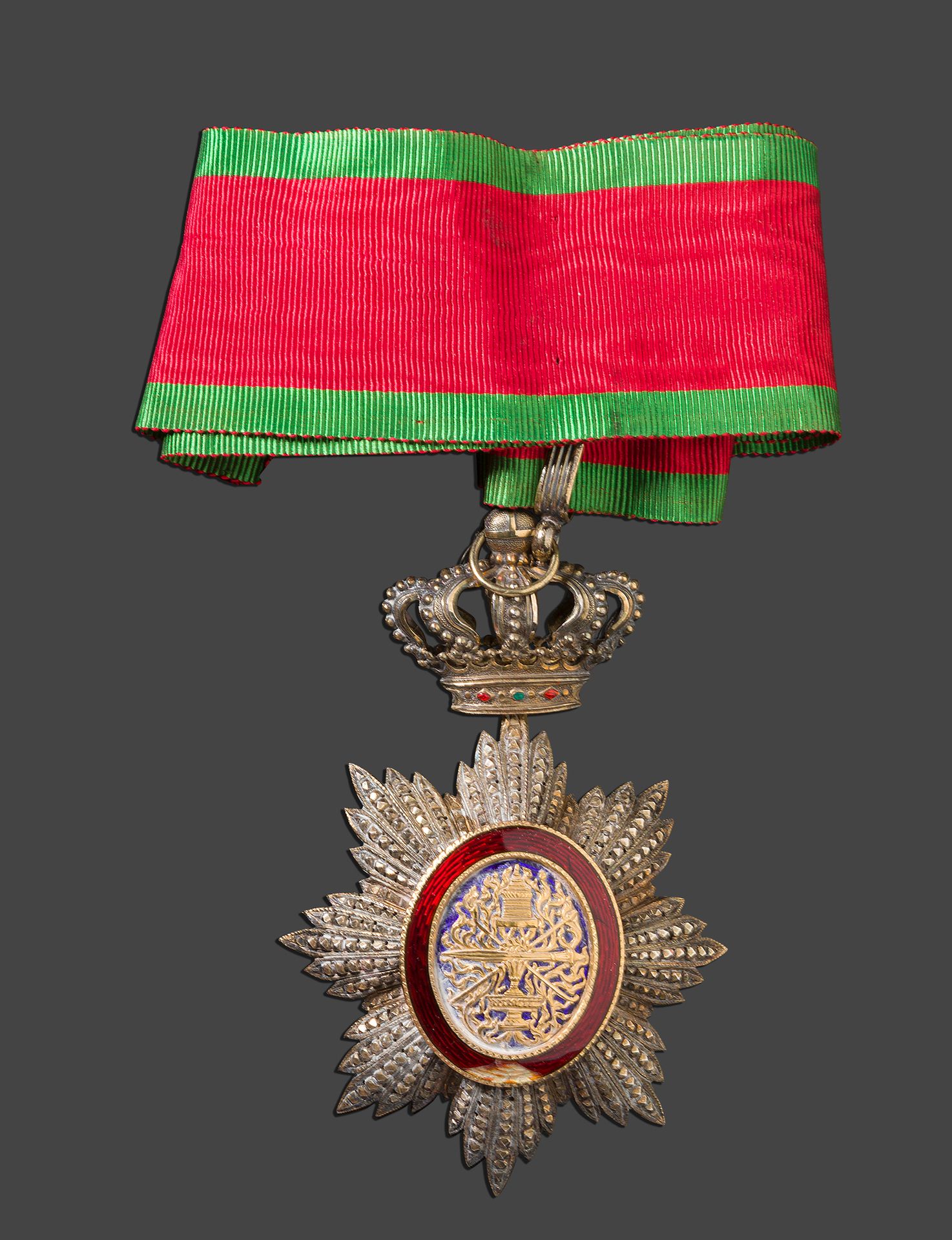 Null 柬埔寨 - 皇家勋章

镂空钻石点的银质骑士徽章，中心是珐琅彩的vermeil（碎片）。第一类红色丝带，绿色边框（变色）。

法国，19世纪最后三分之&hellip;
