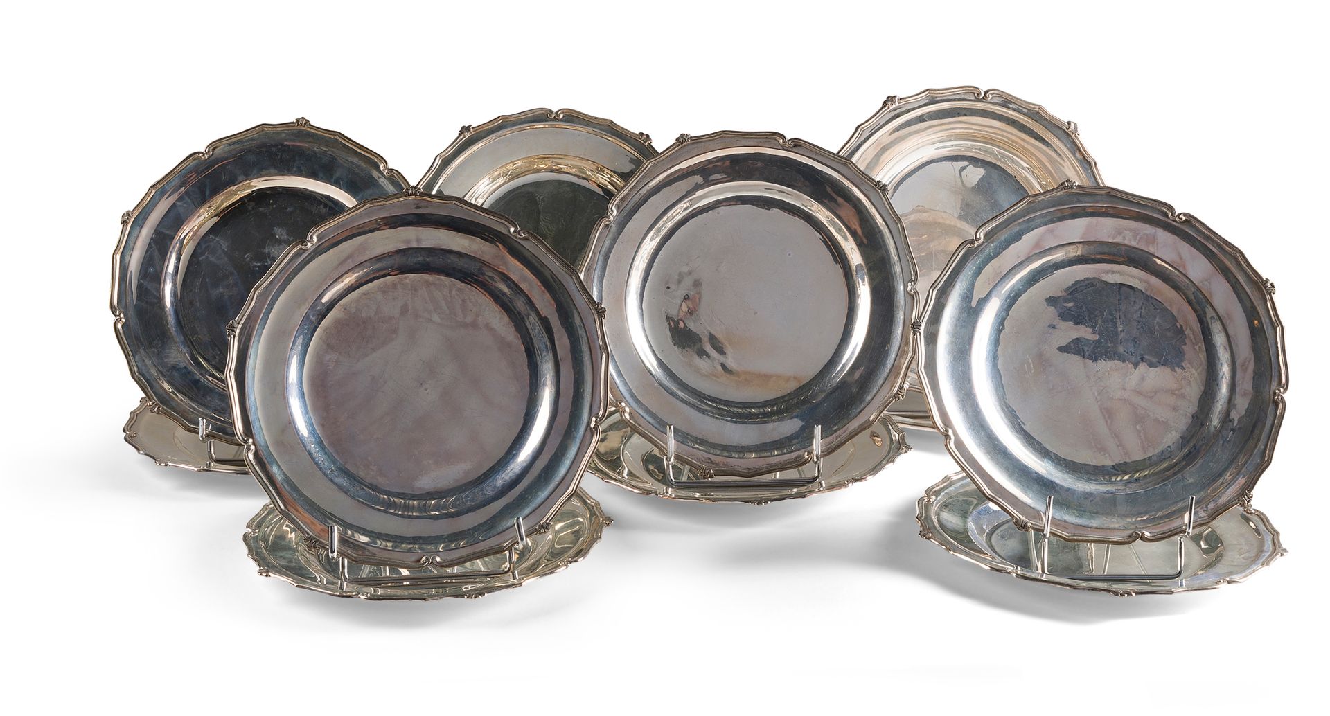 Null Conjunto de doce platos de plata (800) multilobulados, con borde de agafes &hellip;