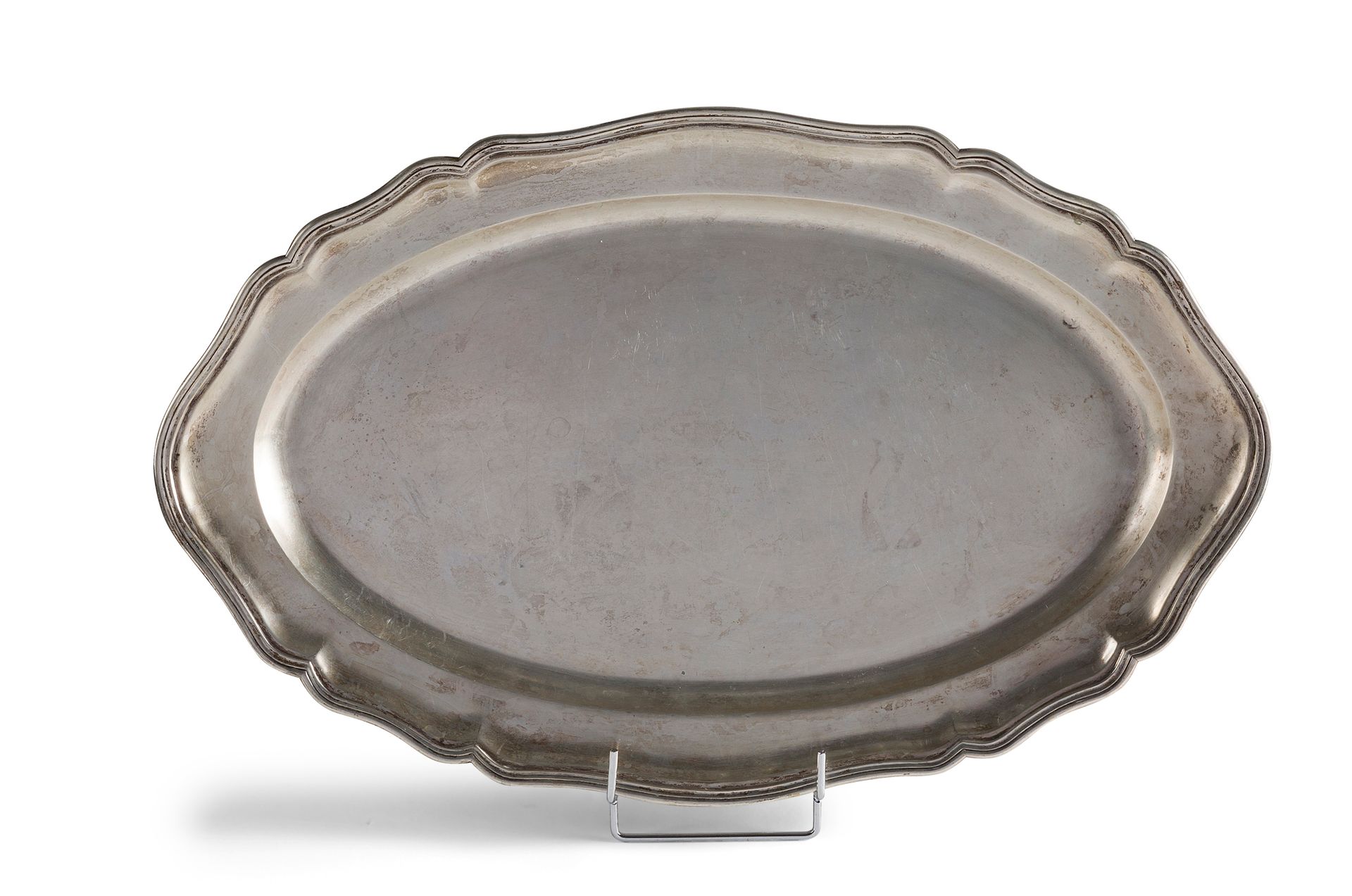 Null Grande piatto ovale in argento (800°), bordo polilobato con filetti.

Lavor&hellip;