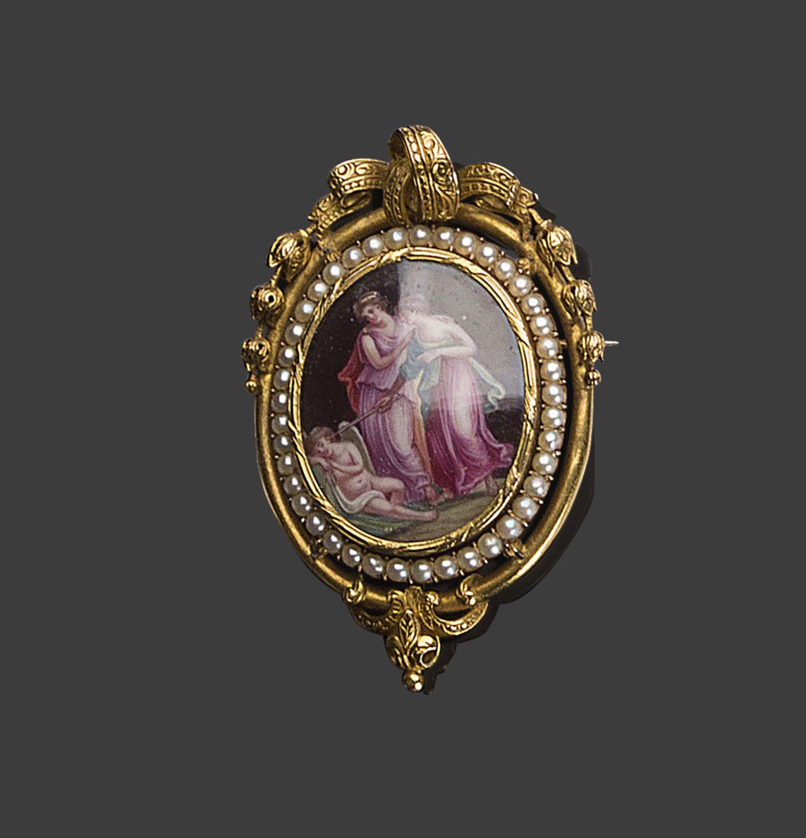 Null 一枚18K黄金椭圆形吊坠胸针，珍珠母贝上的微型画《仙女和沉睡的爱情》，在珍珠框架中。

约1880年

毛重17.77克