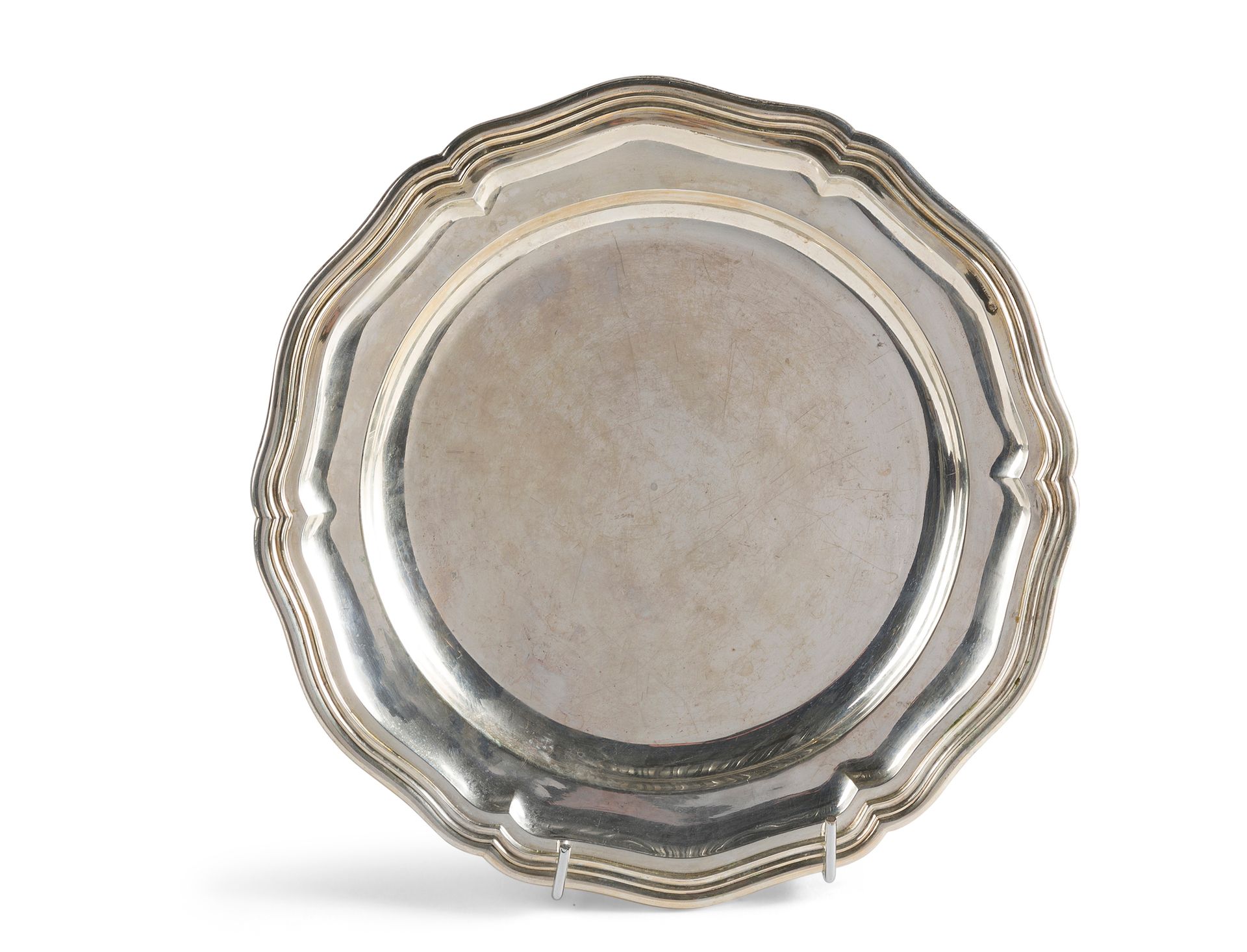 Null 圆形多裂纹银盘（第800号），带鱼鳞的边框。

Goldsmith BACHRUCH继承。

奥地利

直径28.5厘米

重量700克