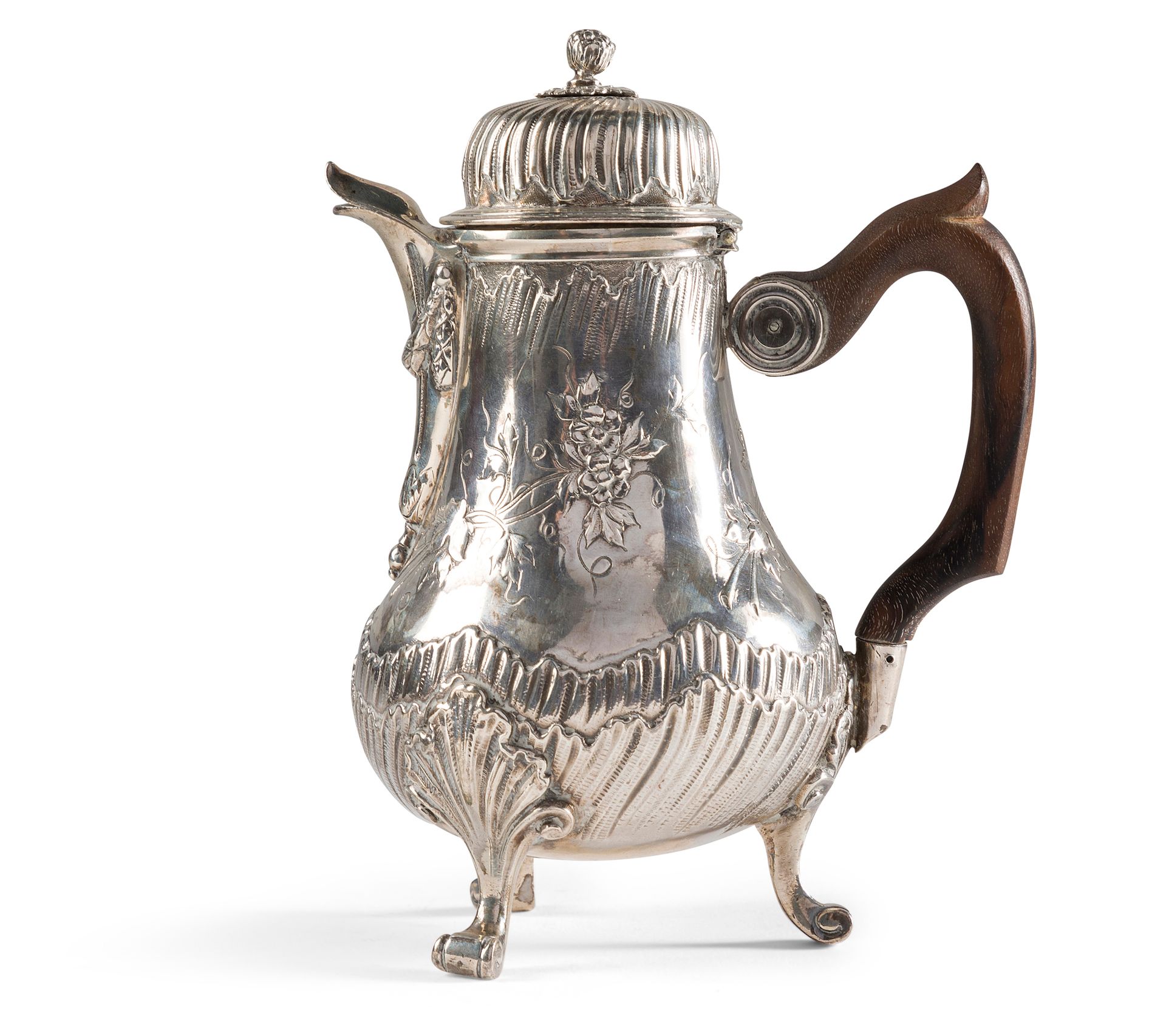 Null 一个小的银质柱状咖啡壶（Minerve第一标题），壶身装饰着波浪和花环。它站在三个滚动的脚上。木制手柄。

L.吕梁日报》：《吕梁日报》：《吕梁日报》&hellip;