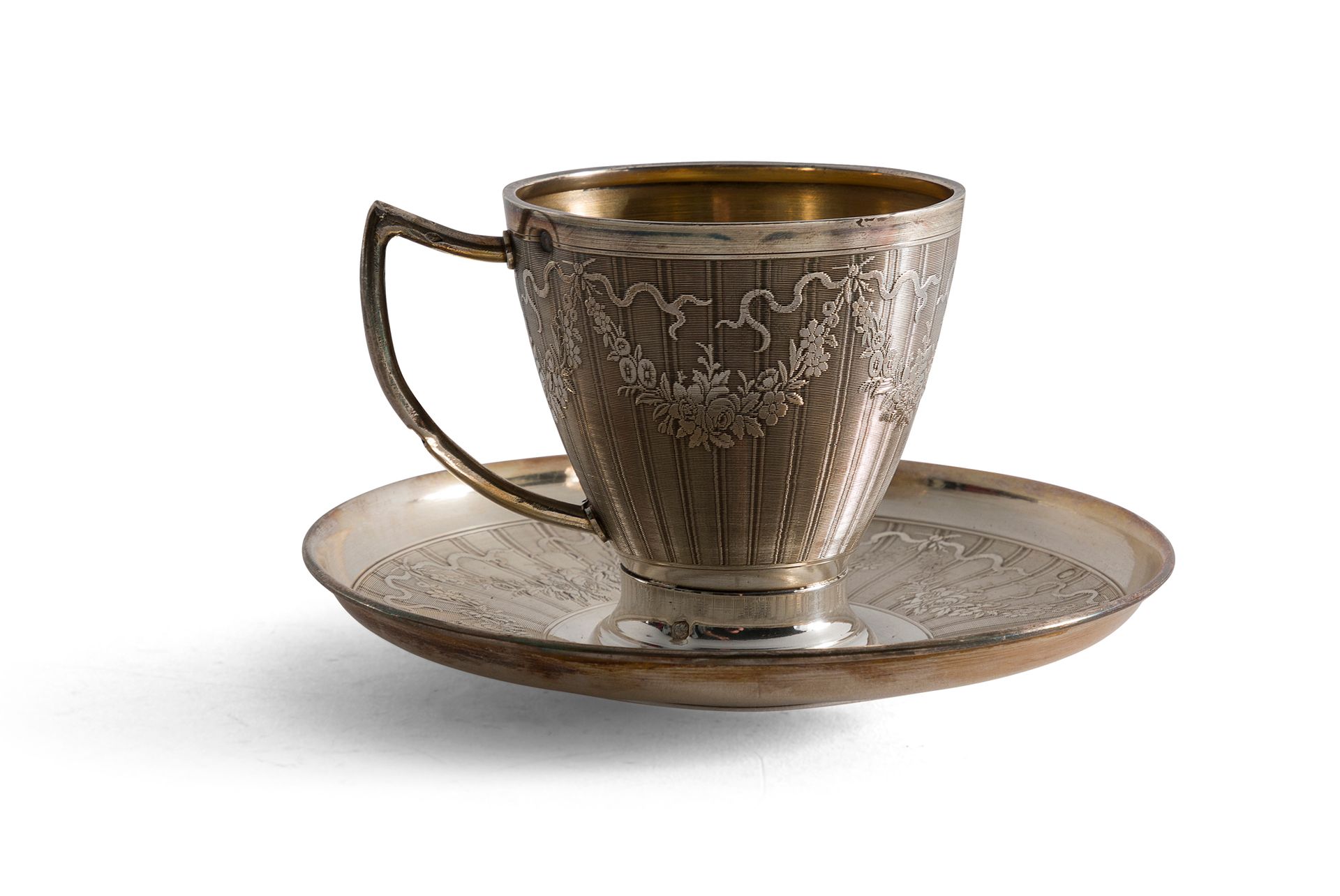 Null 银质和银质镀金咖啡杯（Minerve第一标题），郁金香形，玑镂花环装饰。

H.6厘米。直径11厘米

重量：104克