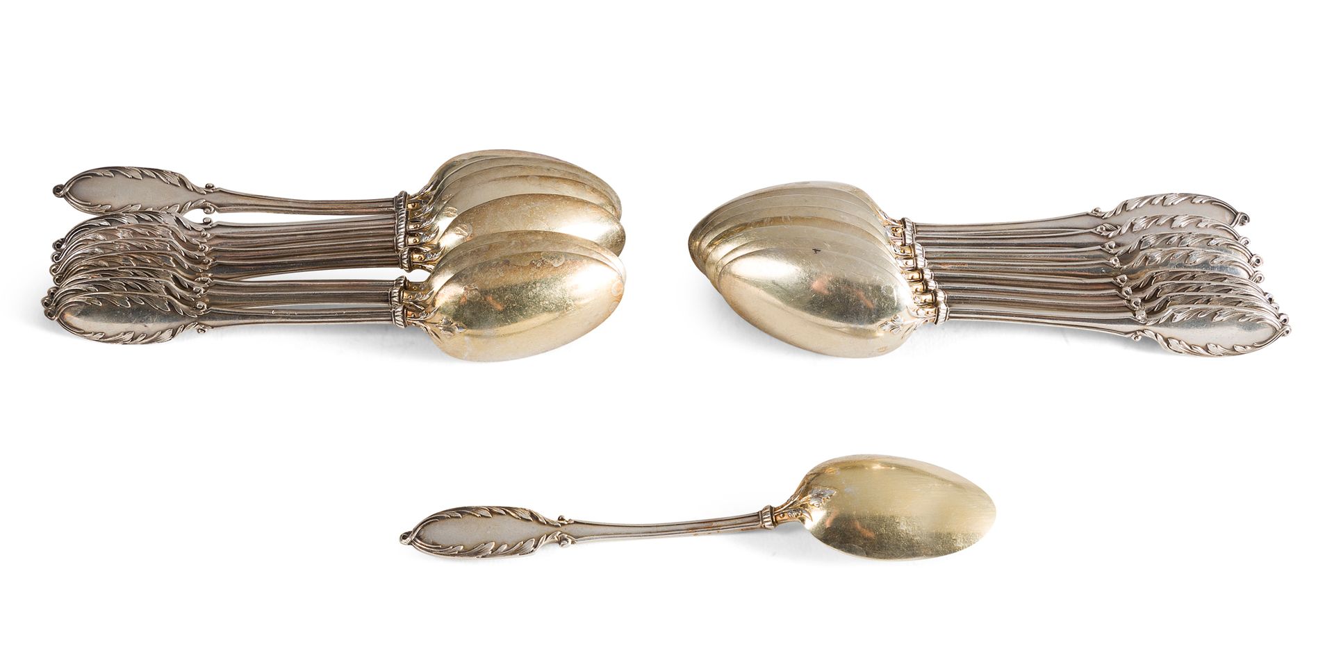 Null 17个银质和银质镀金摩卡勺子（Minerve第一标题），铲子上装饰有风格化的树叶

重量：349克