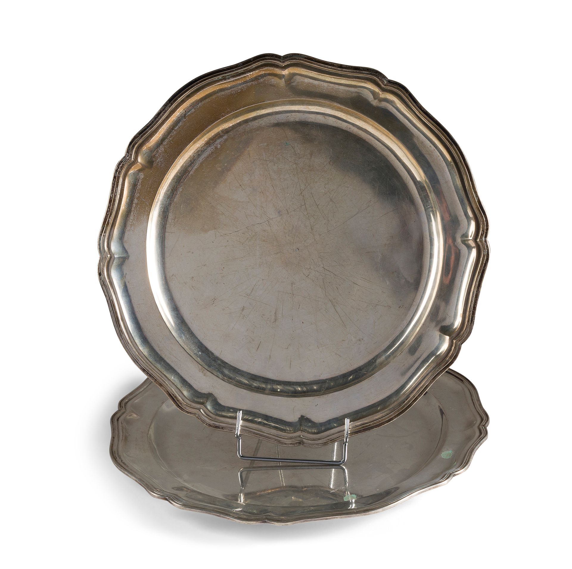 Null Due grandi piatti d'argento rotondi con bordi polilobati 

Diam 36 cm

Peso&hellip;