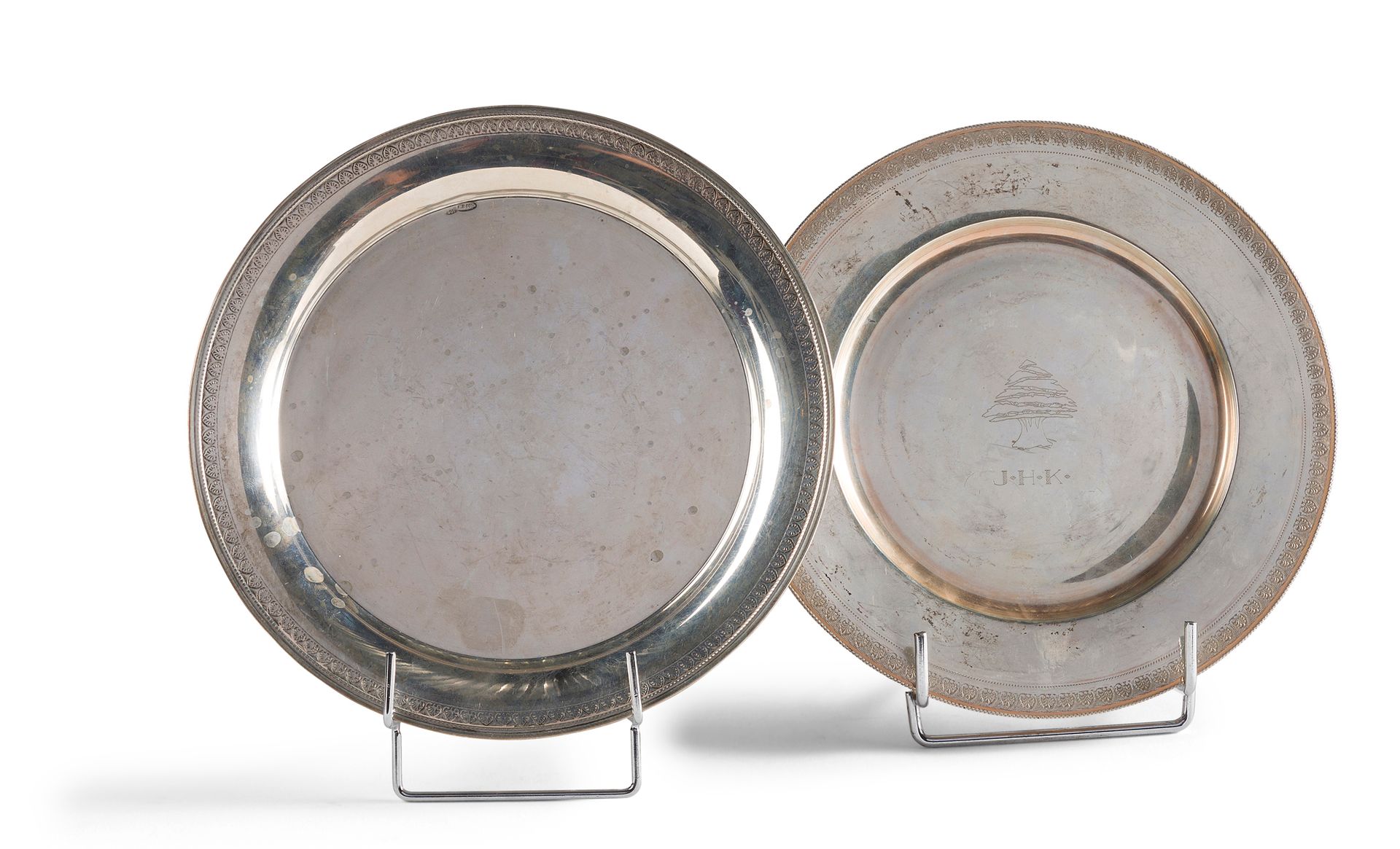 Null Due piatti d'argento (800°), bordo con fregio di foglie d'acqua, uno inciso&hellip;
