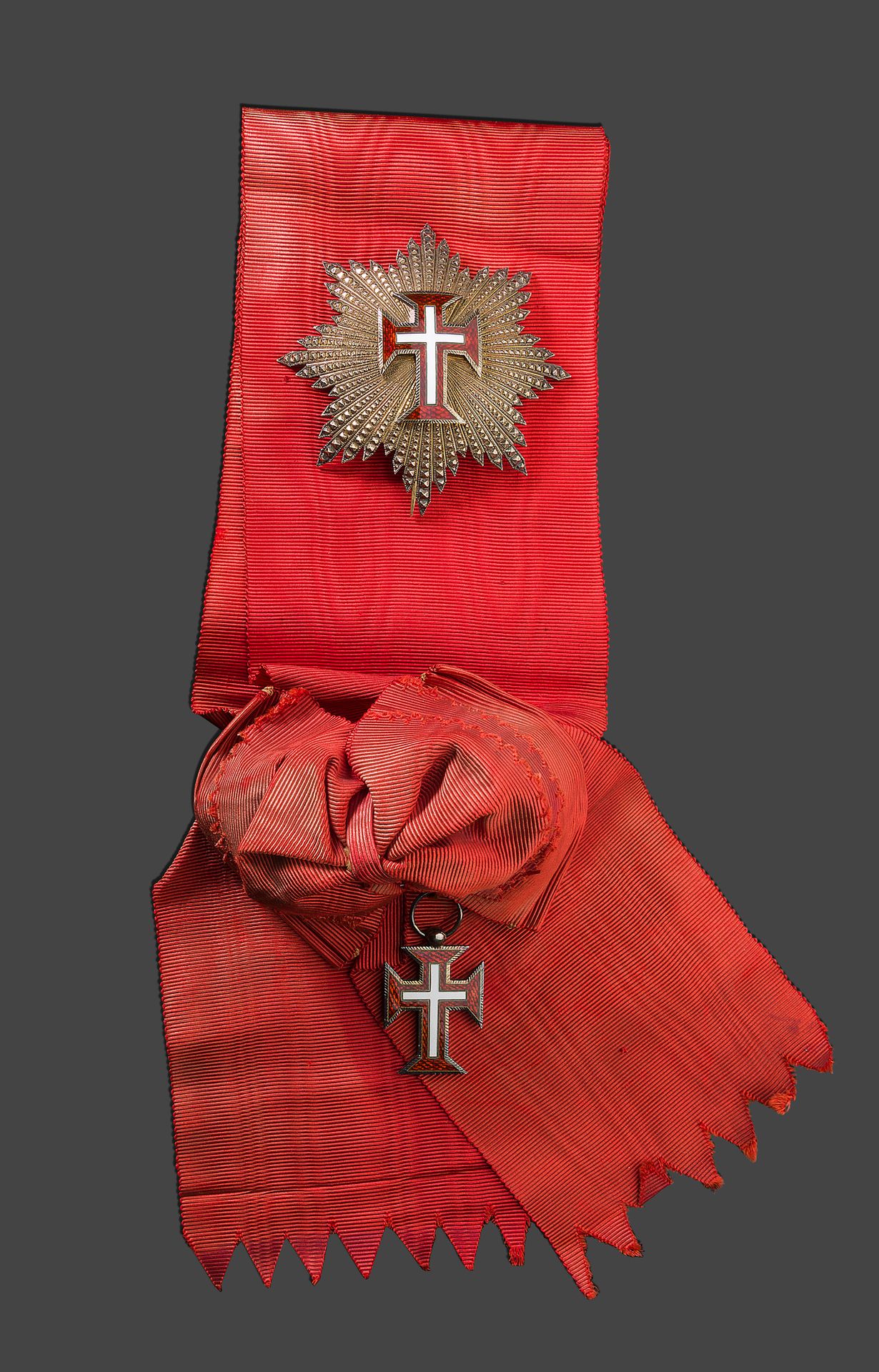 Null 葡萄牙 - 基督皇家军事教团，成立于1319年

银盘完全用钻石点加工，中间有一个红白珐琅的十字架。

反面有倾斜的附件，两个钩子，提到 "Lemaî&hellip;
