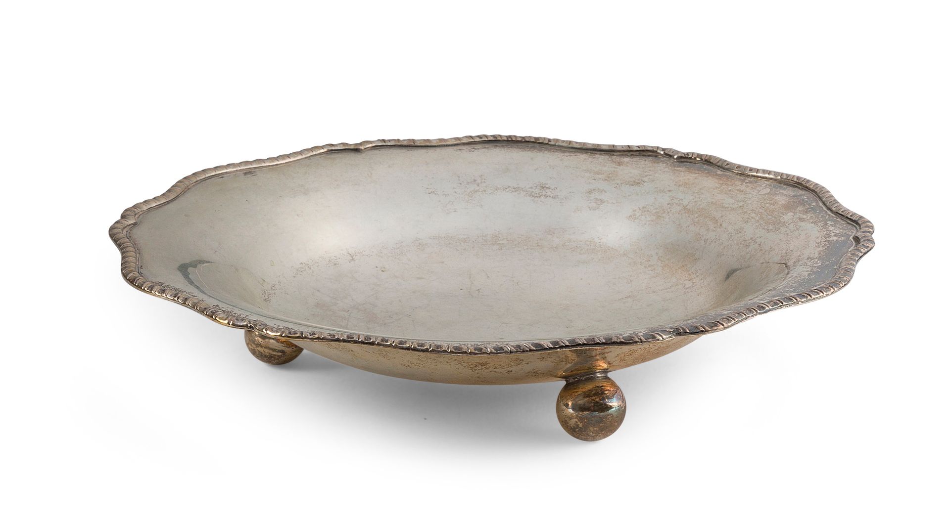 Null 多裂纹碗，置于三个球脚和一个小盘子上，银制（800年），边缘扭曲。

国外工作

直径24和17.5厘米

重量446克