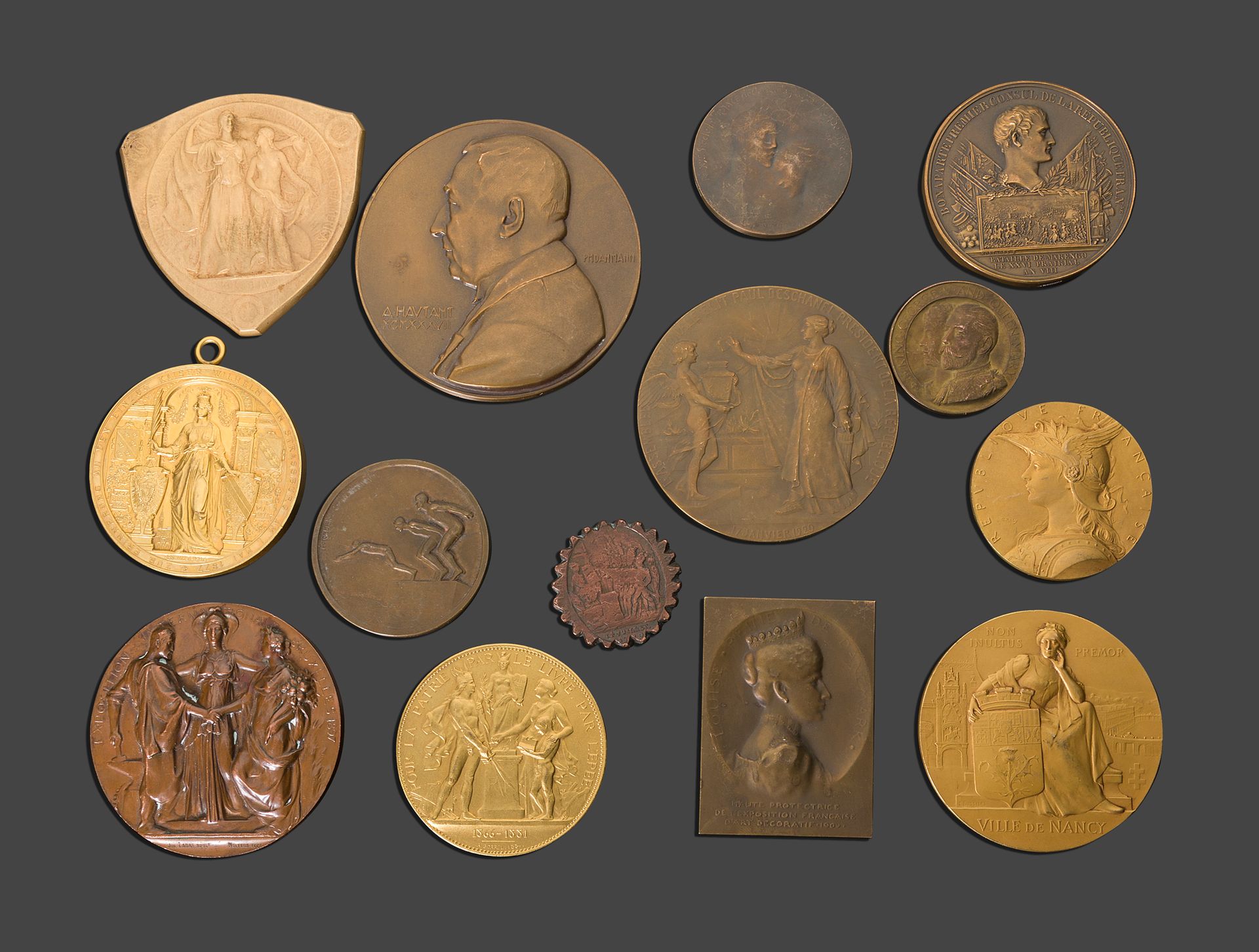 Null 
十四枚镀金或抛光的青铜奖章，包括路易斯安那1904年、南希1909年、布鲁塞尔1897年、德皇威亨1877年