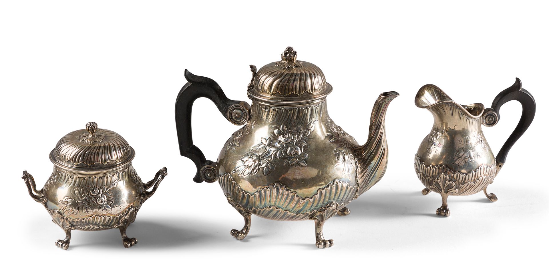 Null 银质茶壶、有盖糖碗和牛奶壶（Minerve第一标题），装饰有波浪和花束。它们站在有凹槽的卷轴腿上。熏黑的木质手柄。

毛重560克