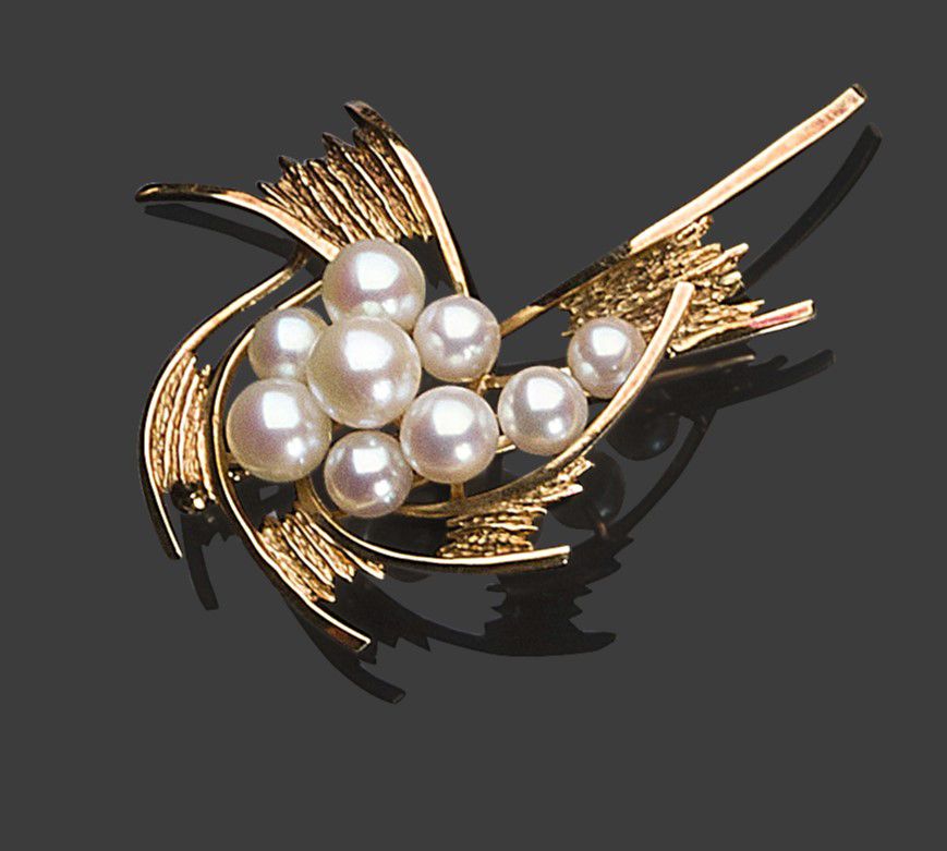 Null 14K黄金胸针，有漩涡设计，镶嵌着九颗坠落的养殖珍珠。

毛重11.49克

黄金重量9.1克