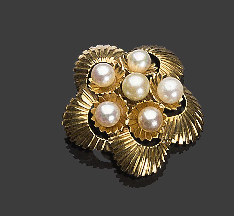 Null 18K黄金胸针，形状为一朵花，花瓣上镶有宝石，花心镶有六颗养殖珍珠。

直径3.6厘米

毛重12.06克