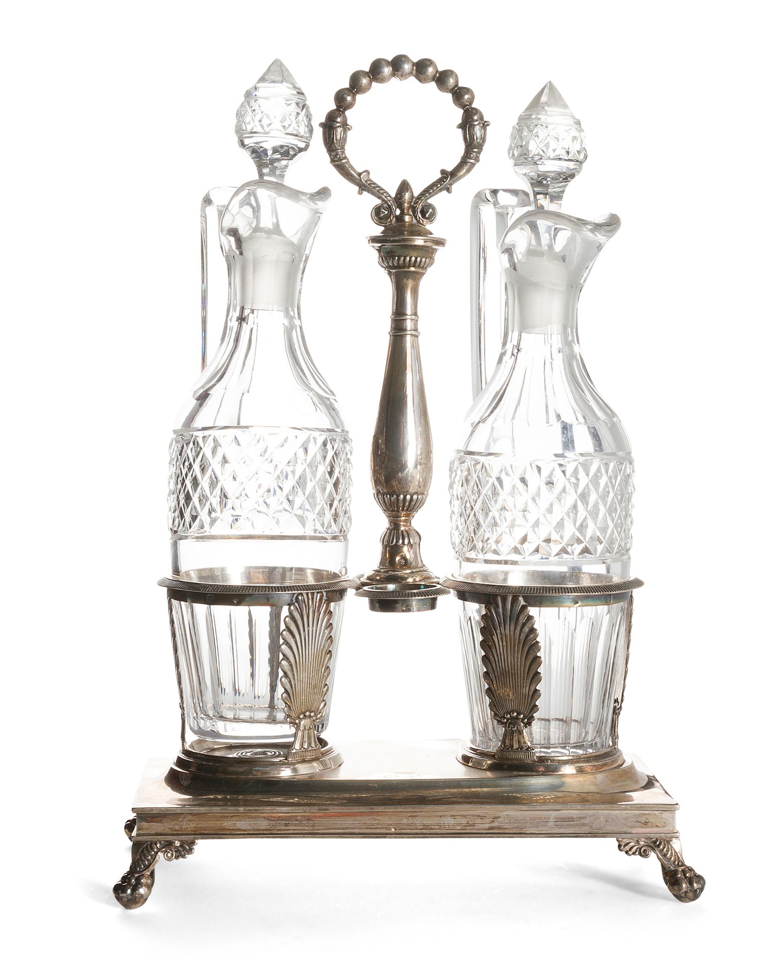 Null 一个银质油壶（Vieillard），上面装饰着棕榈叶和小圆点。长方形的底座上有爪子脚。顶端为伯爵皇冠的DR字母缩写。它支持两个切割有钻石点楣的水晶瓶。&hellip;