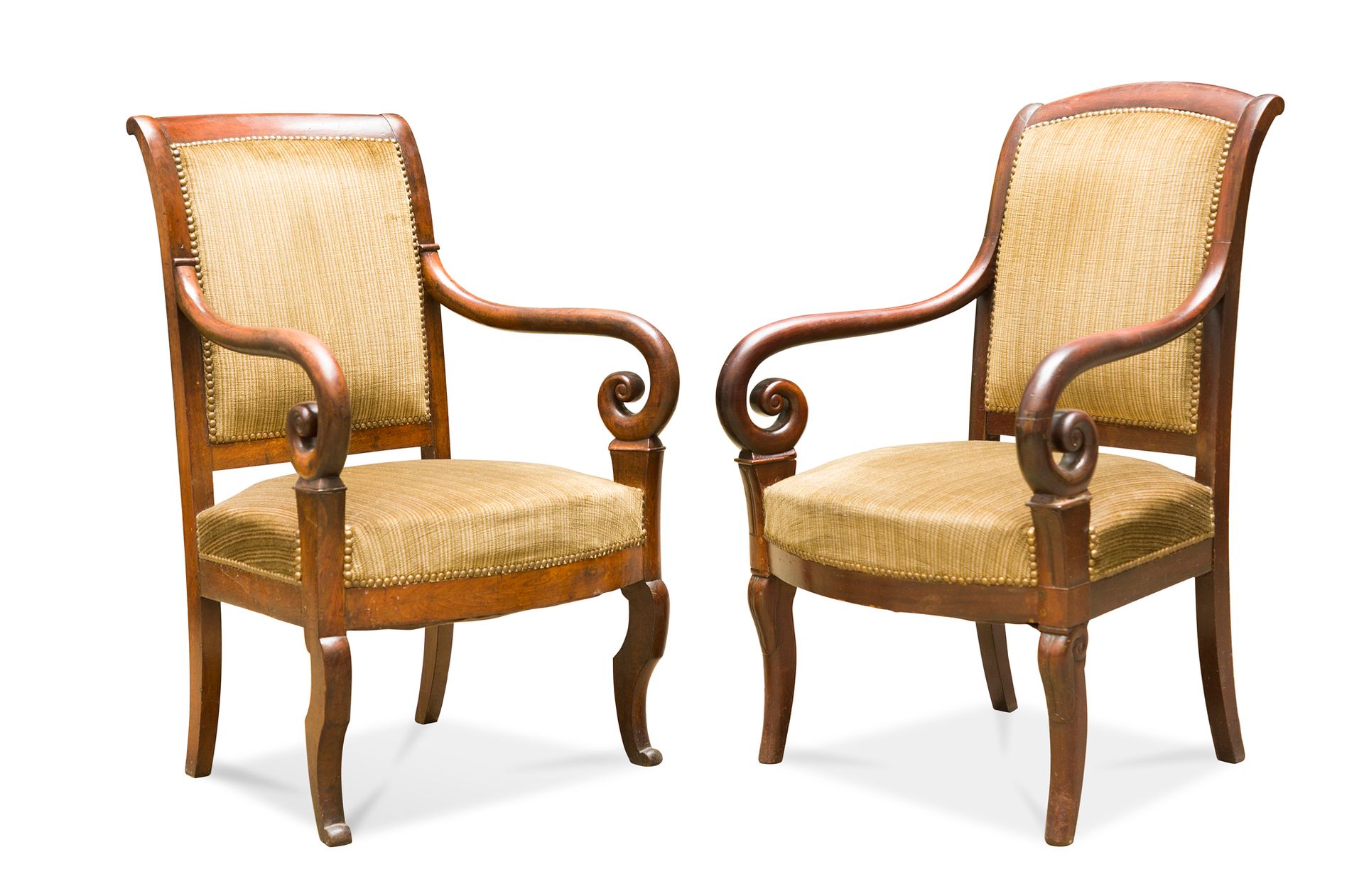 Null 一对桃花心木和桃花心木饰面的扶手椅。涡旋式扶手

路易-菲利普时期

二手绿色天鹅绒装饰品

H.91厘米