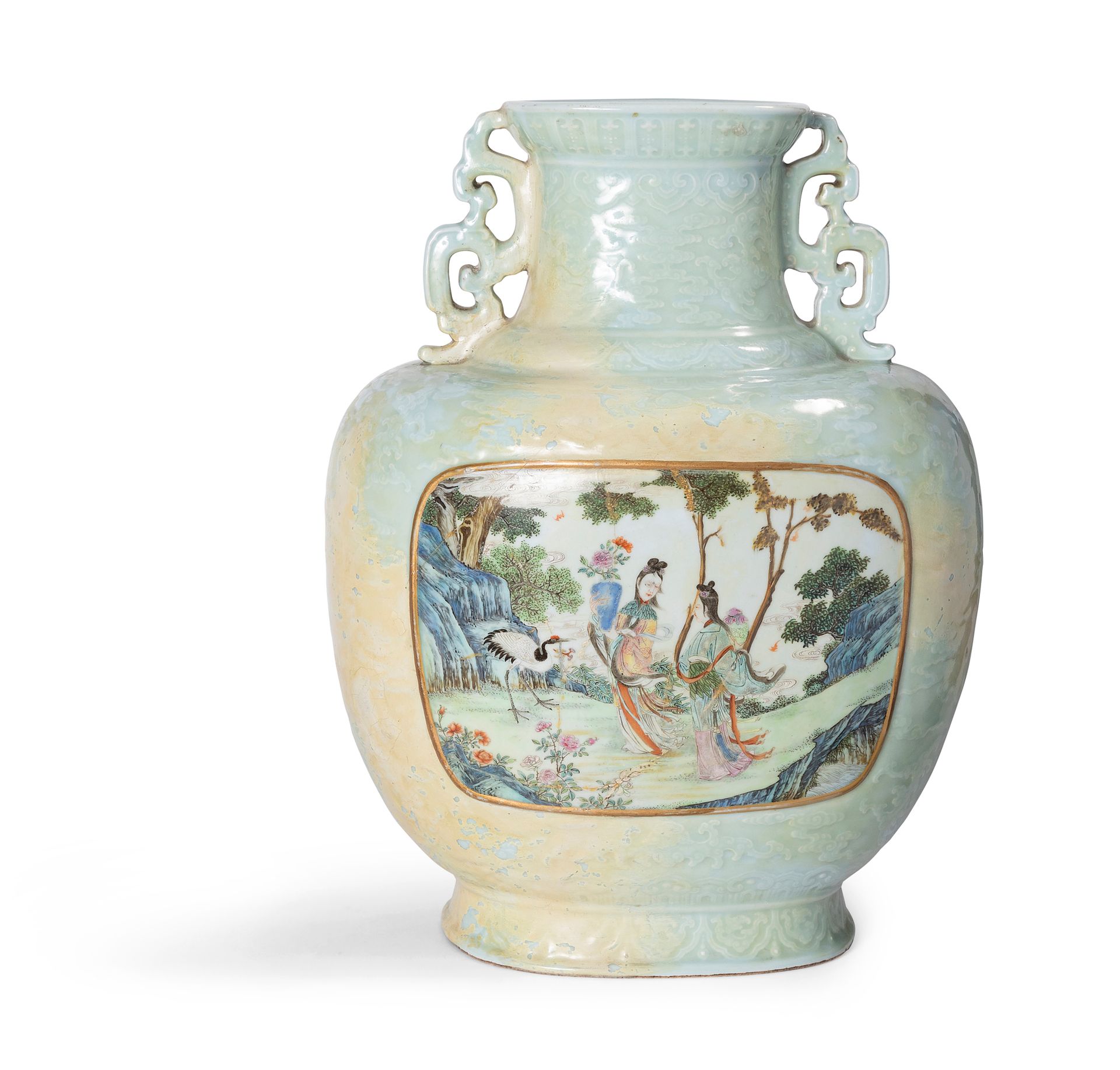 Null 中国，18世纪

青花瓷花瓶，青花瓷模制如意、荷叶和云纹装饰，两只手柄为其增色。

身上饰有两幅代表长寿女神麻姑和一个行走的女仆的图样

手持牡丹花瓶&hellip;