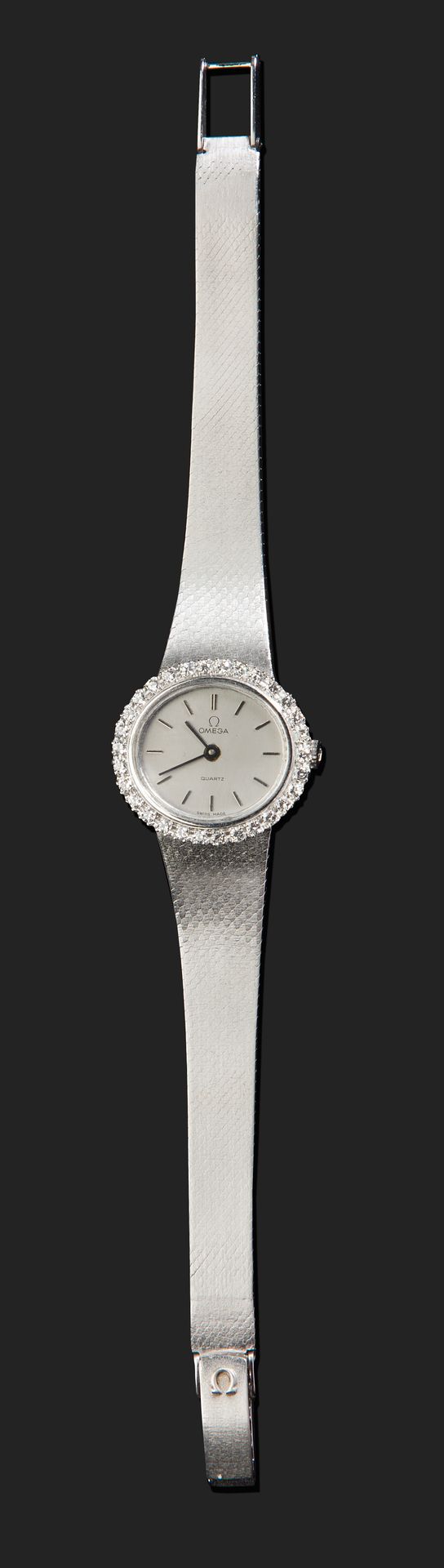 Null OMEGA
Lady's wristwatch in 18K white gold.
Oval dial set with small round f&hellip;