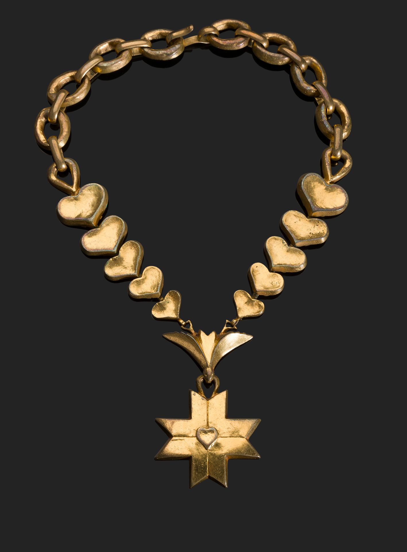 Null 沃特林线 (1913-1997)
圣灵的十字架
鎏金青铜项链，上面的心形图案是一个造型的十字架
已签名