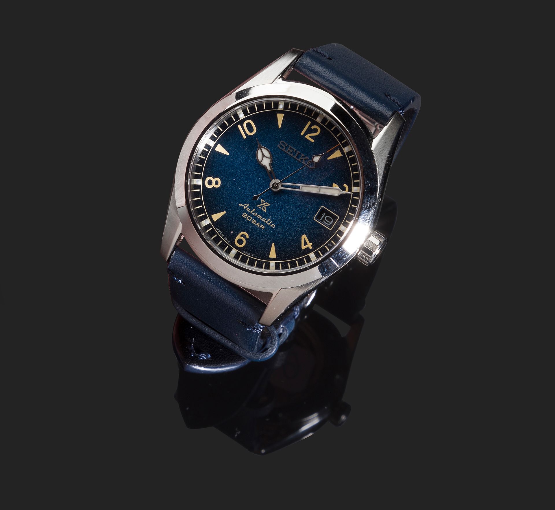 Null SEIKO
精钢腕表。
圆形表壳。
蓝色表盘，3点钟位置有日期。
自动机芯。
皮表带。
随盒出售