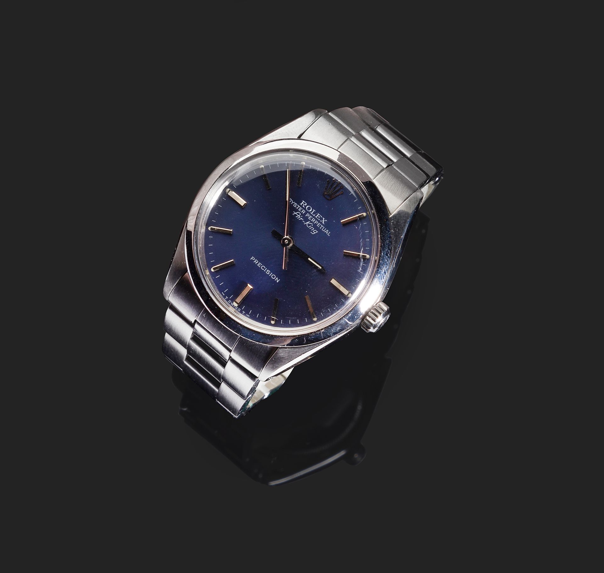 Null ROLEX
空中国王。型号5500，编号9487111，约1986年。
美丽的钢制腕表。
圆形表壳，旋入式表冠和表背。
蓝色表盘，中央秒针。
自动机芯&hellip;