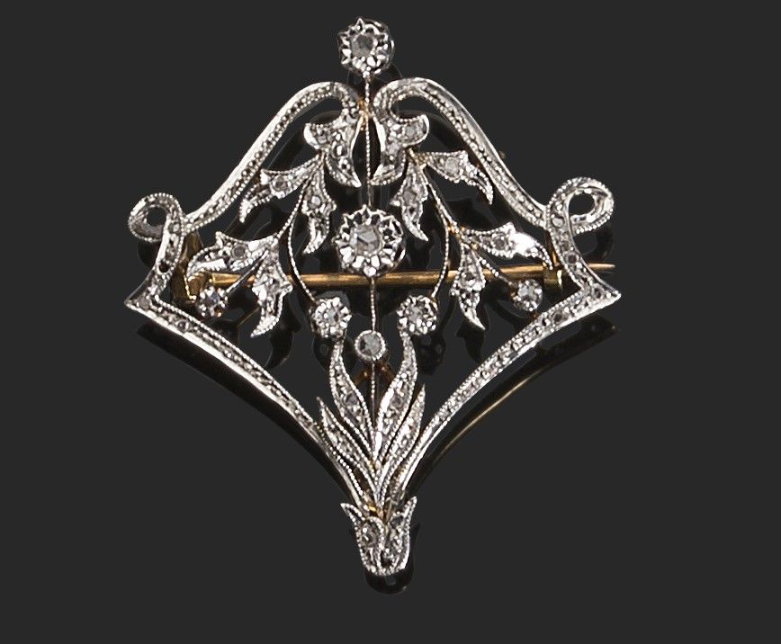 Null 18K白金和黄金胸针，花卉设计，镶嵌小钻石
毛重：7.9克