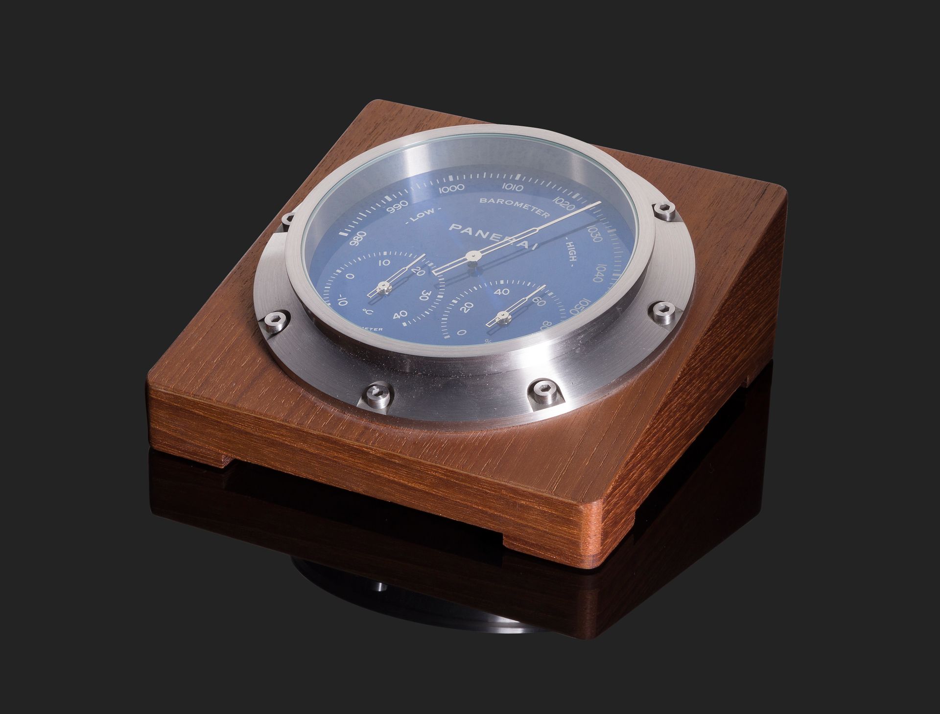 Null PANERAI
Barometer
Steel case fixed on a teak base.
Blue dial
