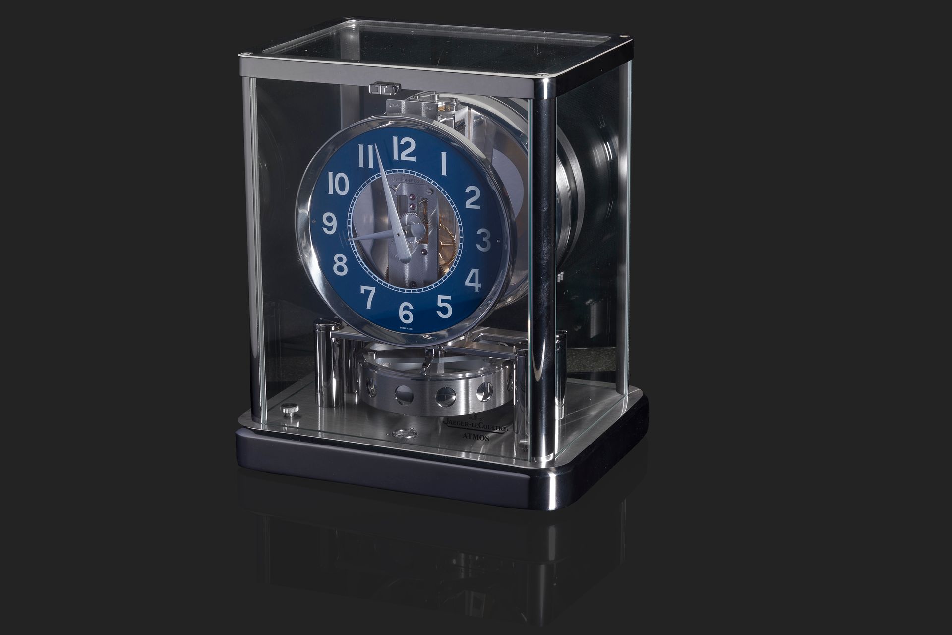 Null 积家 (jaeger lecoultre)
美丽的Atmos时钟
镀铬金属和玻璃的小柜。
蓝色表盘上有阿拉伯数字。
万年历机械机芯。
表壳