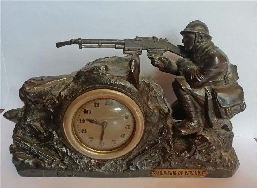 Null HOTCHKISS. Soldat au fusil Hotchkiss à Verdun. Statuette en régule, pendule&hellip;