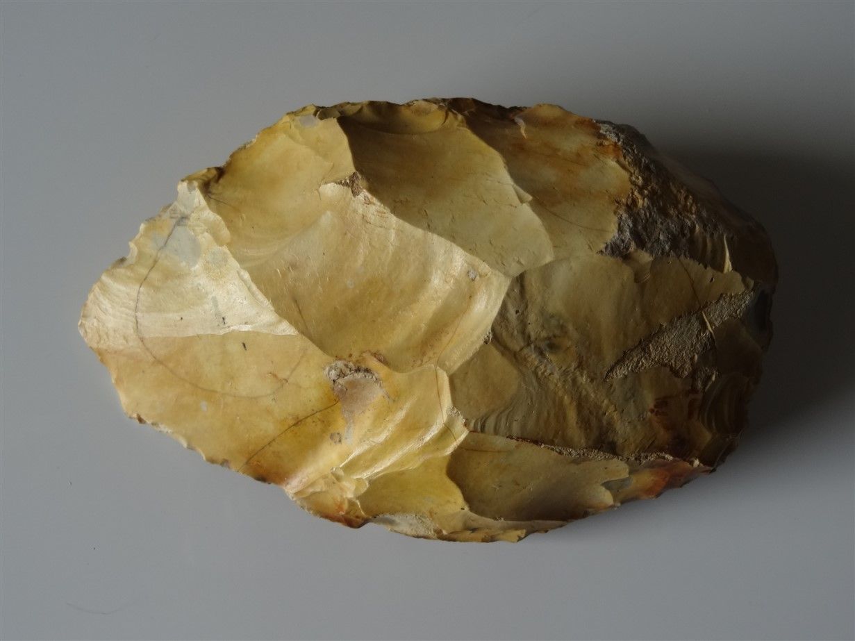 Null Yellowish patinated flint biface L :12,8cm. Acheulean, Essonne; Le Val Sain&hellip;