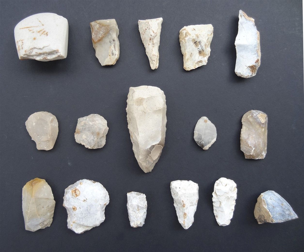 Null 一批16件，包括3.5厘米至9厘米的火石材质的砂岩斧刃、刮刀、切片等。 新石器时代，瓦兹、厄尔和卢瓦尔、埃松省