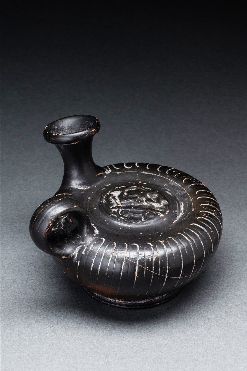 Null 
Guttus in ceramica smaltata nera decorato con un medaglione in rilievo, mo&hellip;