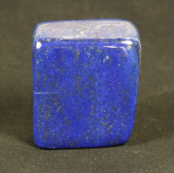 Null Block aus intensiv blauem Lapislazuli. H:5cm 104,4g.