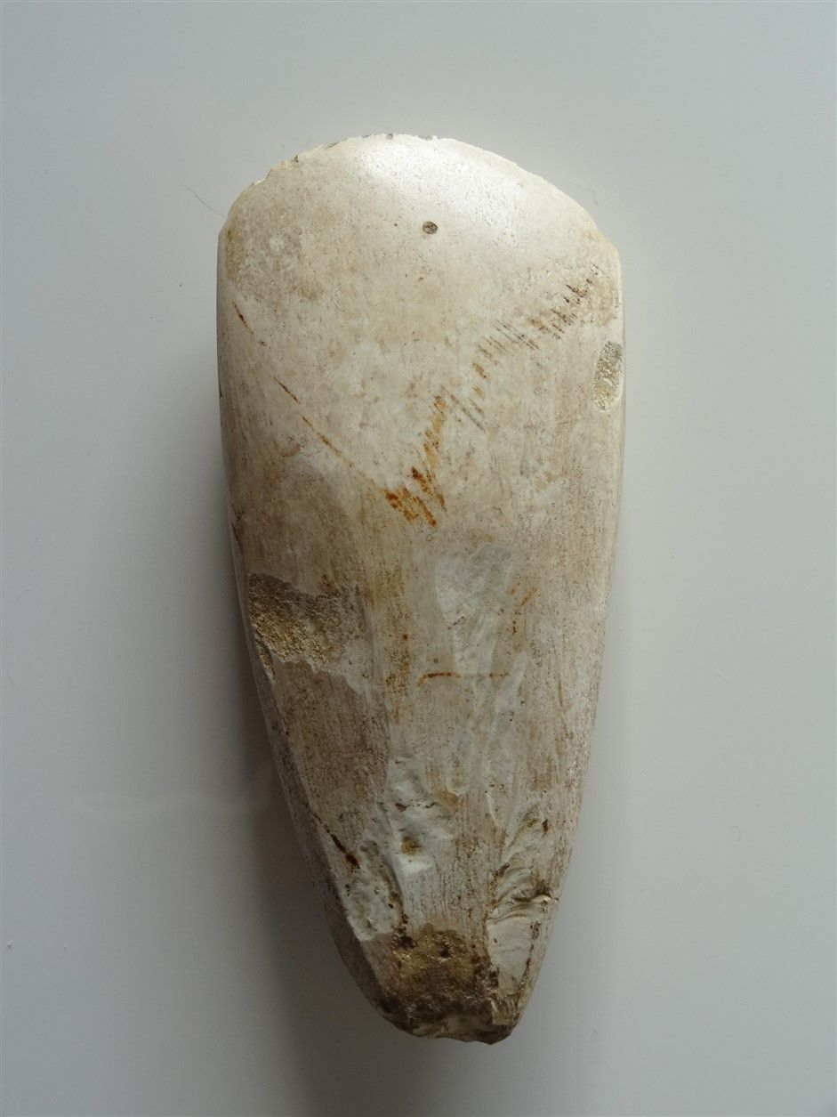 Null Polished beige flint axe. Neolithic, Paris Basin L :12,3 cm Provenance : Sa&hellip;