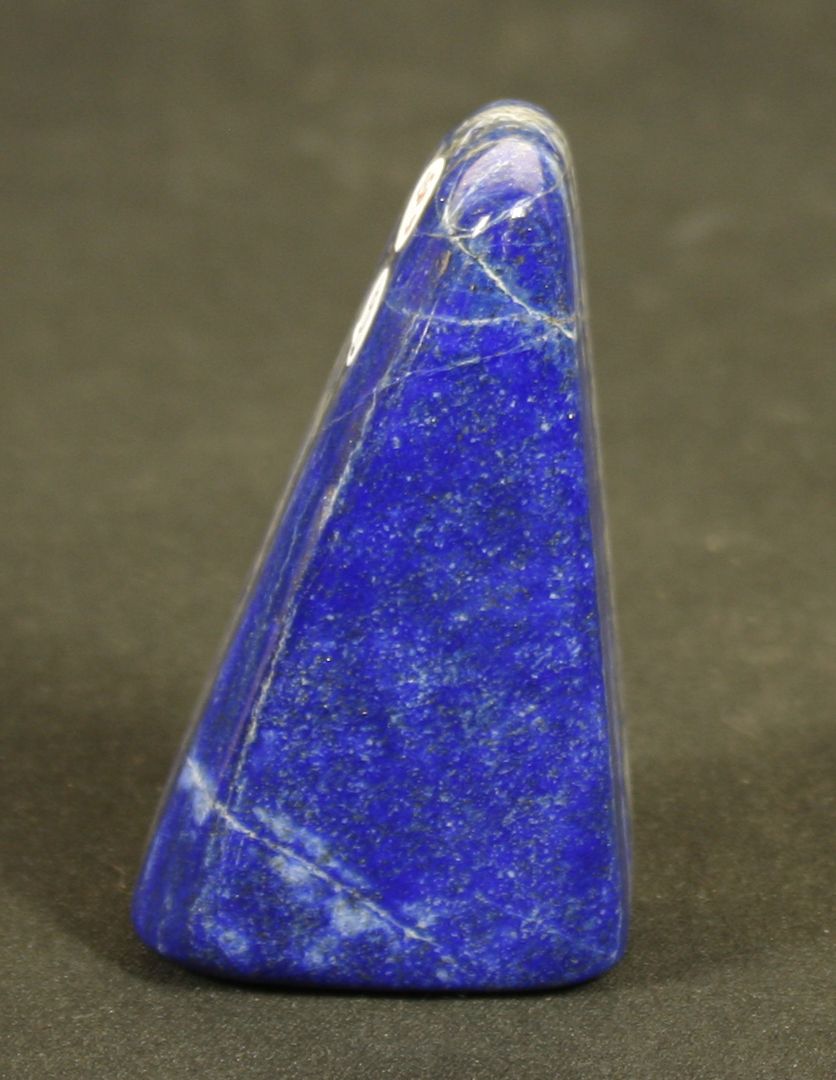 Null Block aus intensiv blauem Lapislazuli. H :7,2 cm 153,8 g.