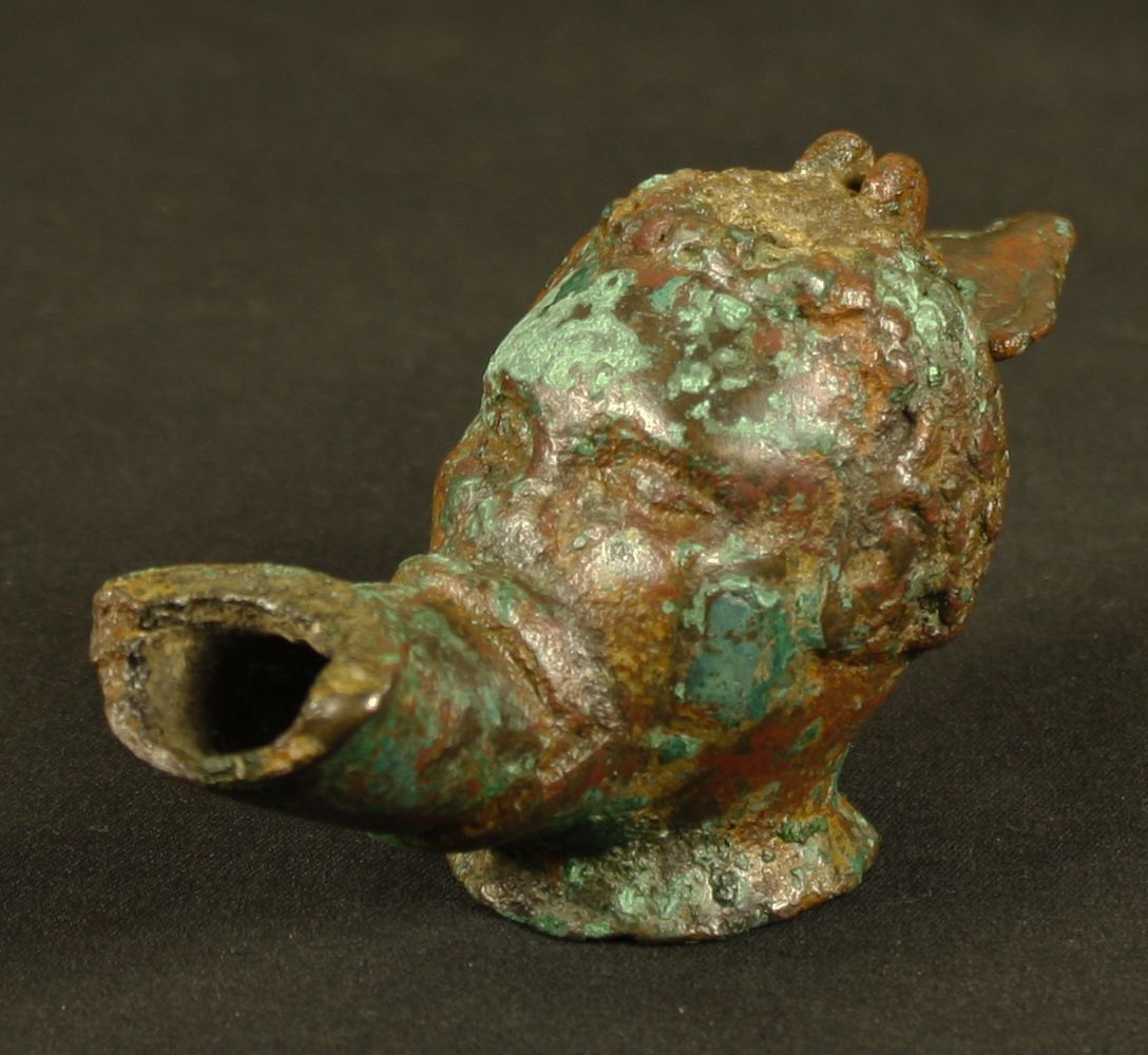 Null Bronze oil lamp in the shape of a Nubian head. The body reproduces the head&hellip;