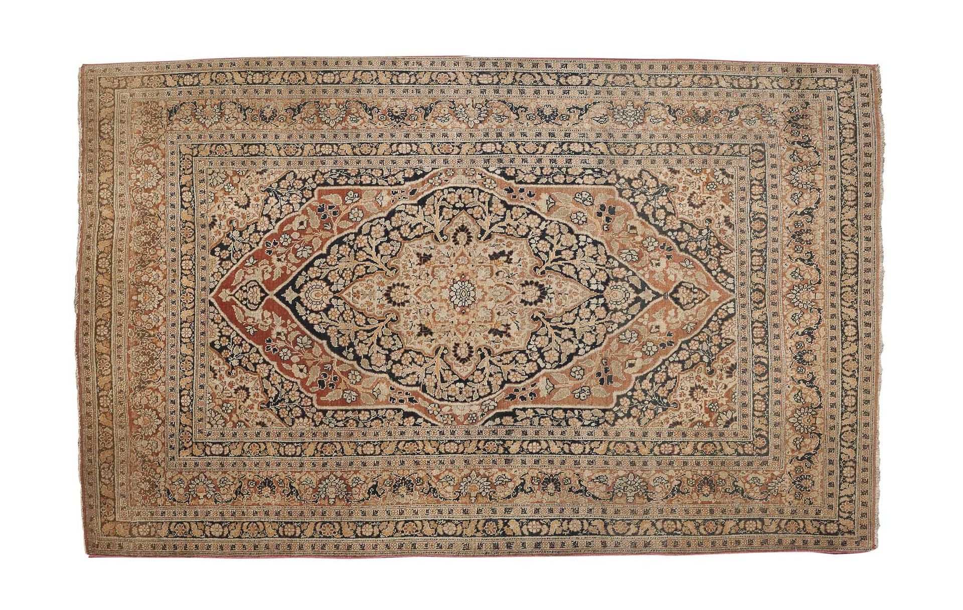 Null 精美的TABRIZ地毯，在著名的织工大师DJAFFER（波斯）的作坊里编织，19世纪末。

尺寸：181 x 121厘米

技术特点 : 羊毛天鹅绒，&hellip;