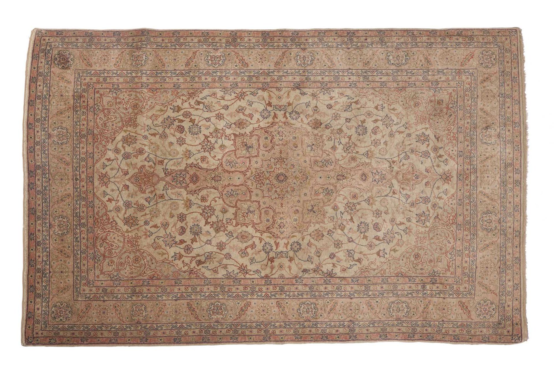 Null SIVAS地毯（小亚细亚），20世纪初

尺寸：200 x 130厘米

技术特点 : 羊毛天鹅绒，棉质底板。

象牙色的背景上有奖章和四个装饰有花卷&hellip;