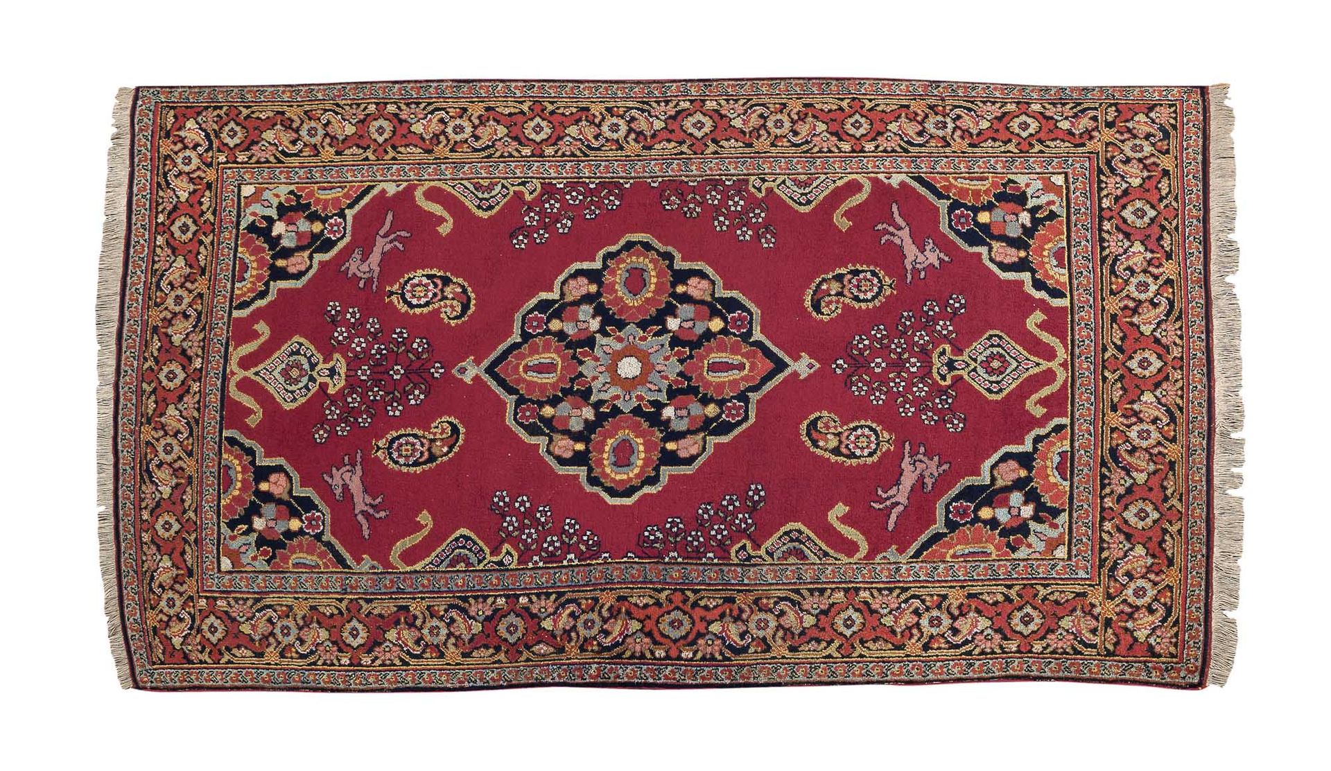 Null 霍拉桑地毯（波斯），19世纪下半叶

尺寸：200 x 125厘米

技术特点 : 羊毛天鹅绒，棉质底板。

帕尔马色的场地，中央有一个钻石形状的奖章&hellip;