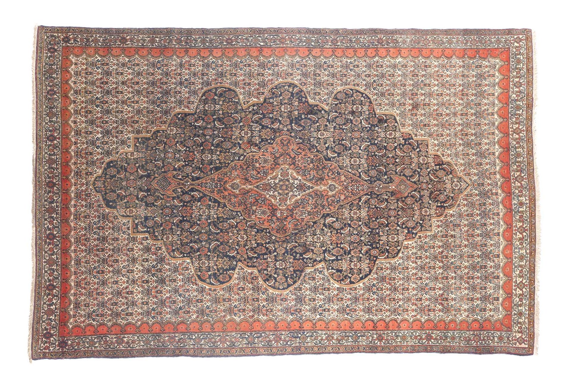 Null SENNEH地毯（波斯），20世纪初

尺寸：195 x 136厘米

技术特点 : 羊毛天鹅绒，棉质底板。

砖色和象牙色的奖章，在海军蓝的背景和象&hellip;