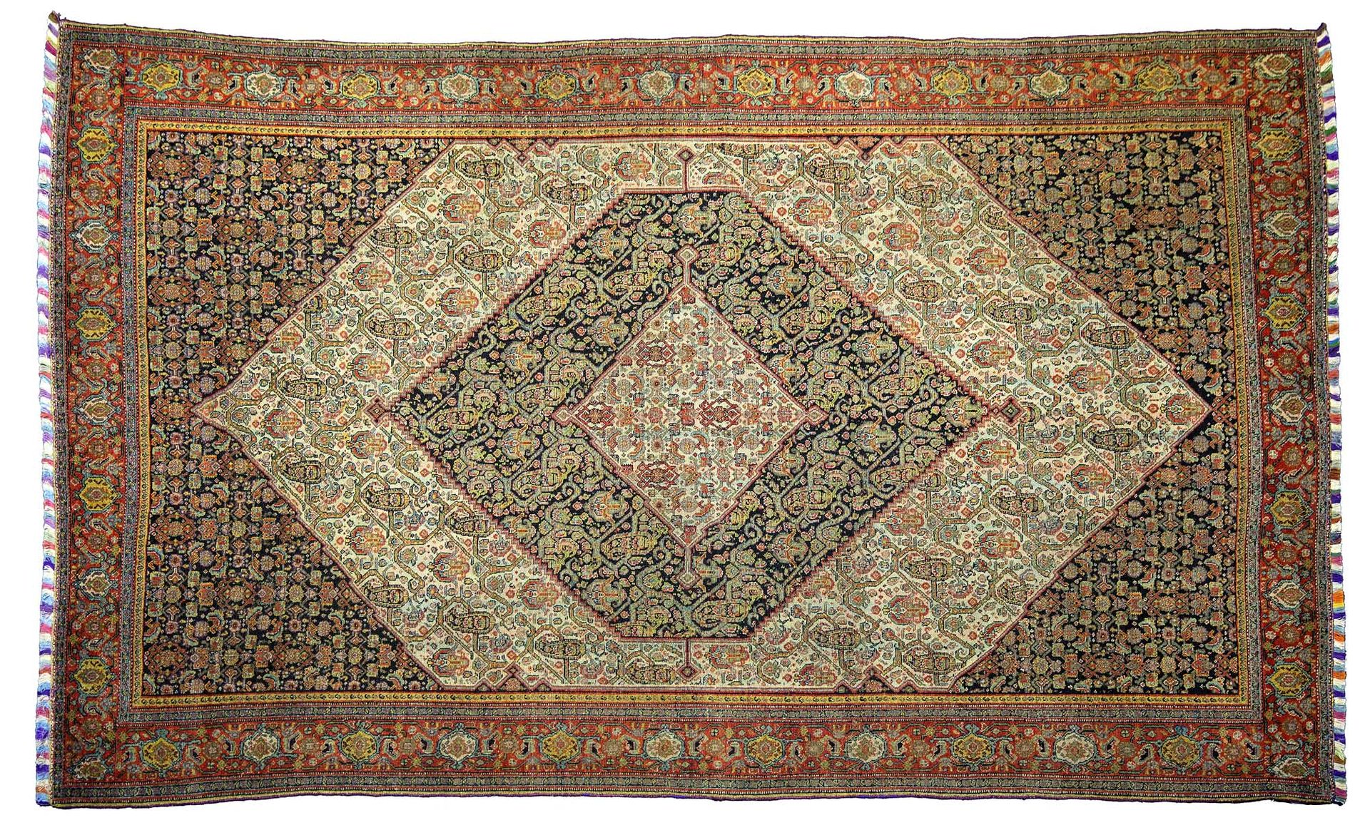 Null 罕见的SENNEH（波斯）地毯，19世纪末，由多色丝经和丝纬编织而成

尺寸：190 x 142厘米

技术特点 : 羊毛天鹅绒，丝质衬底。

在一片&hellip;