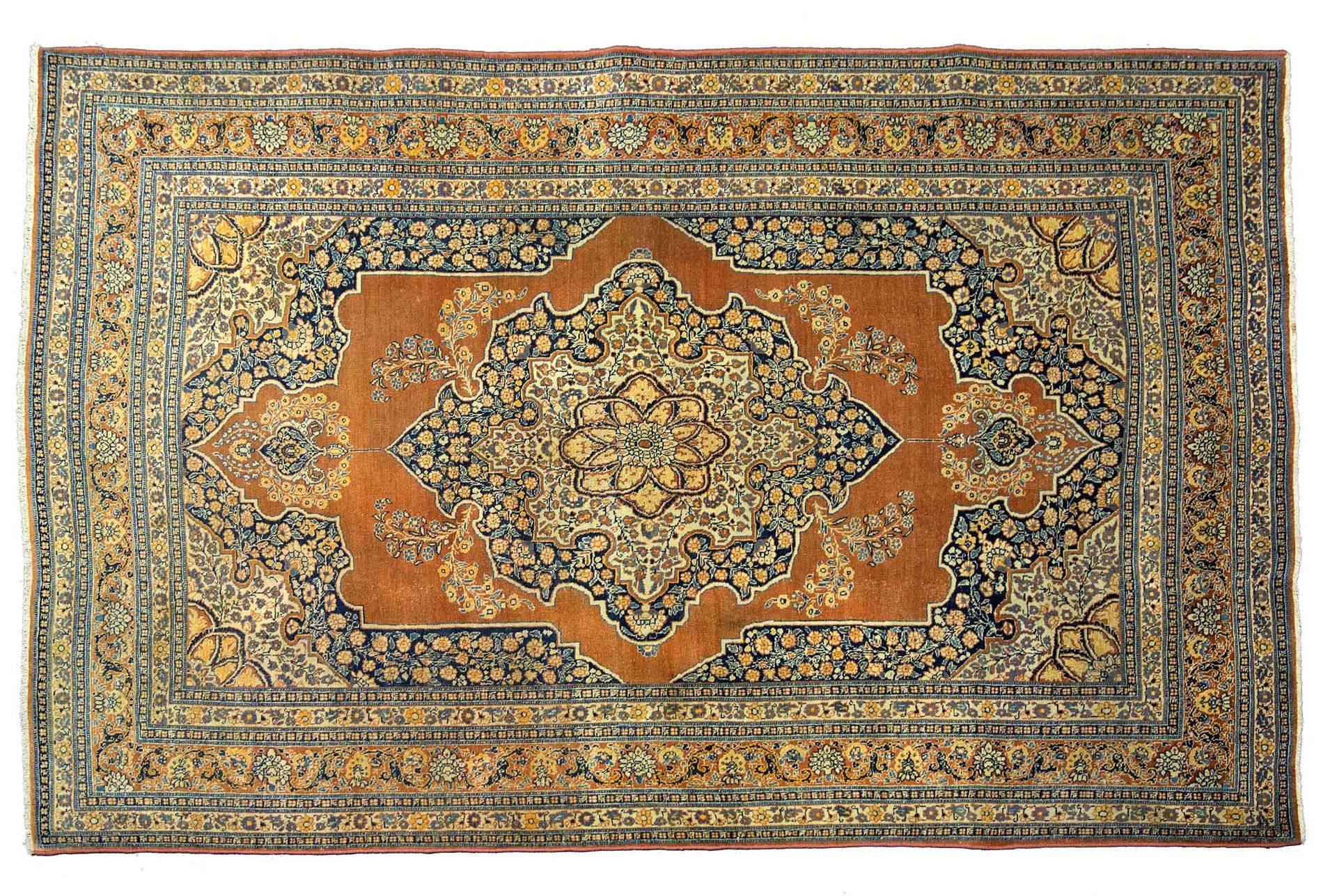 Null TABRIZ地毯，在著名的织工大师DJAFFER（波斯）的作坊里编织，19世纪末。

尺寸：192 x 134厘米

技术特点 : 羊毛丝绒，棉质基础&hellip;